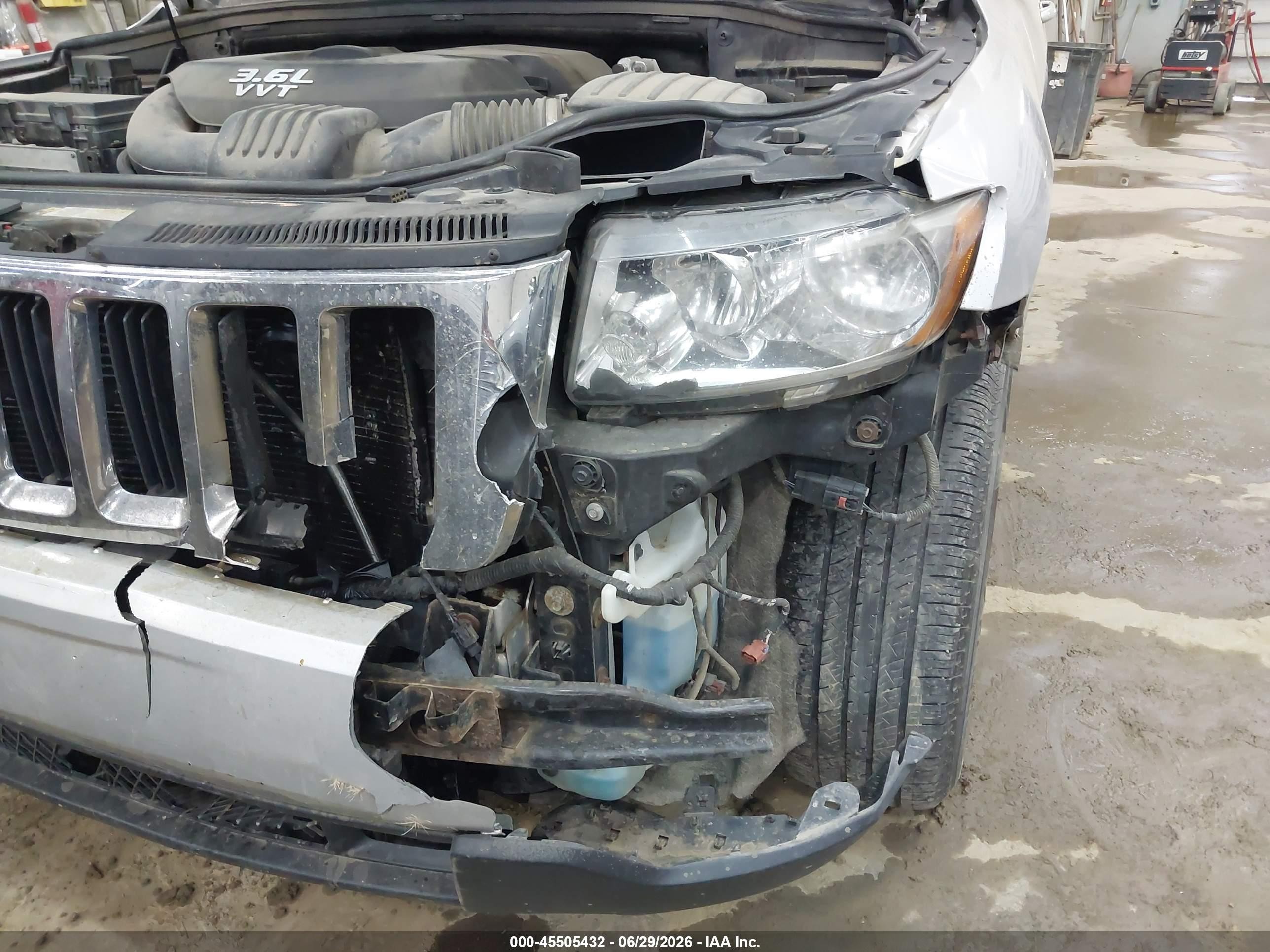 2012 Jeep Grand Cherokee Laredo Silver vin: 1C4RJFAG6CC226789