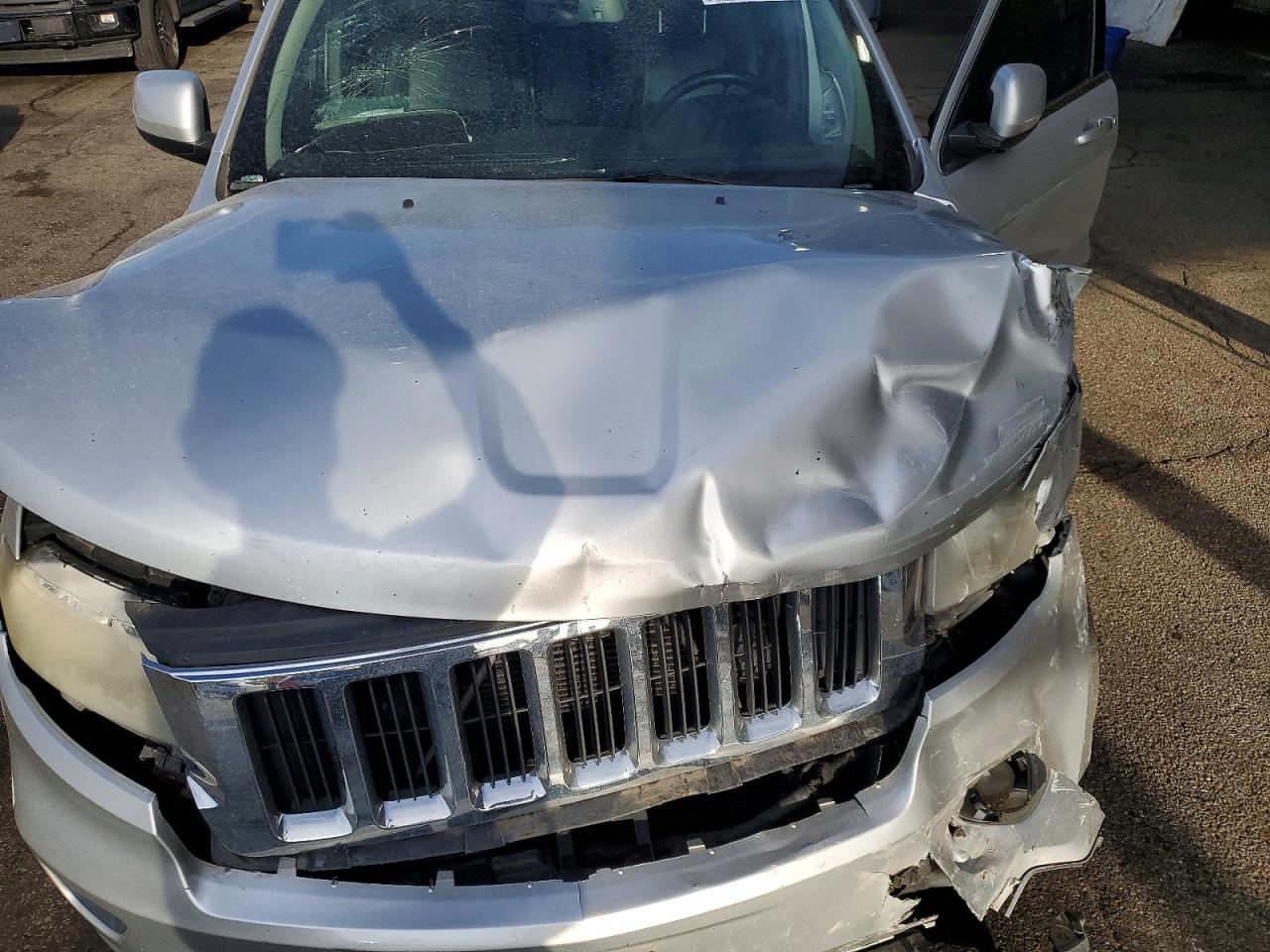 2012 Jeep Grand Cherokee Laredo Silver vin: 1C4RJFAG6CC329405