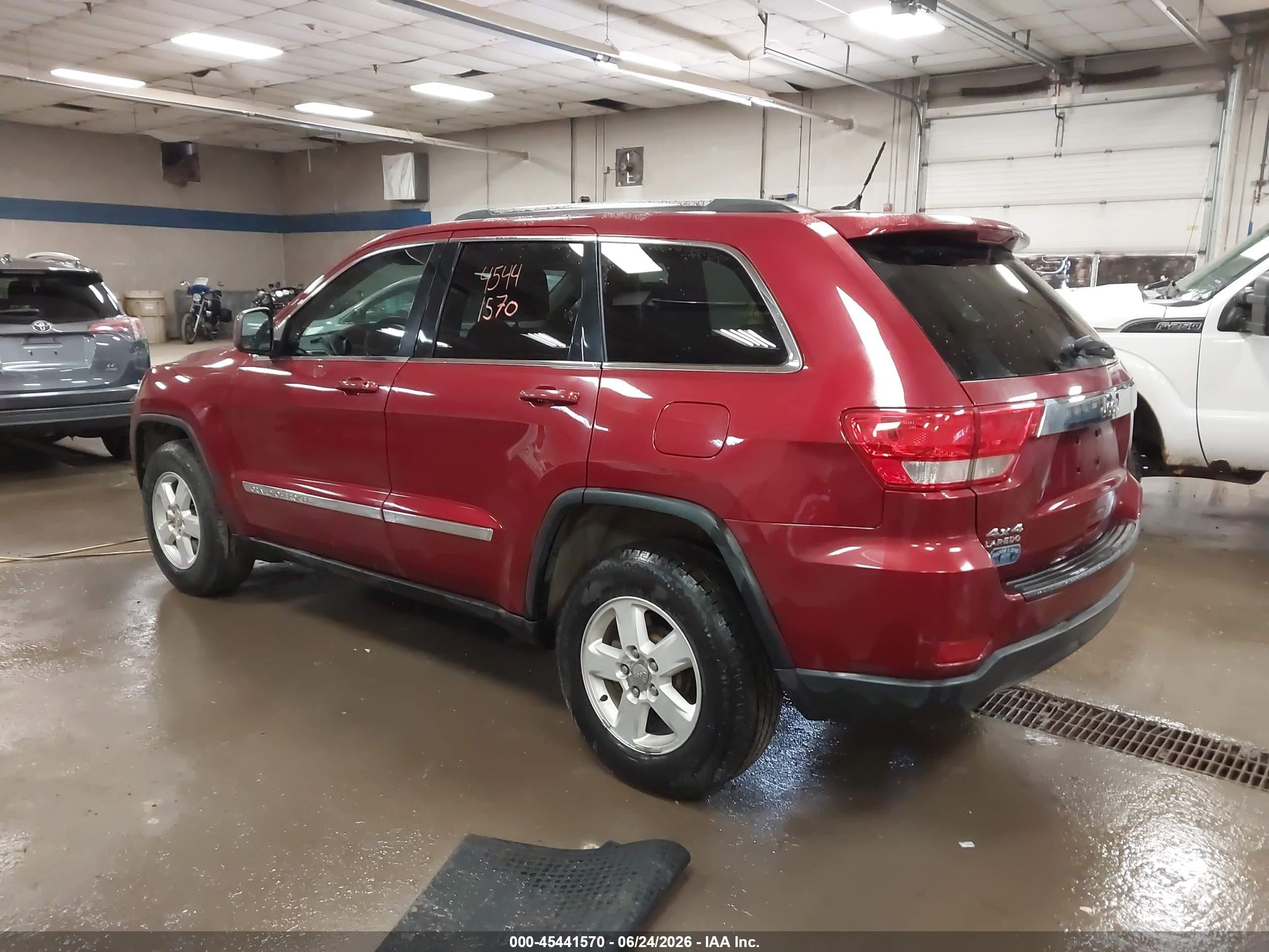 2013 Jeep Grand Cherokee Laredo Red vin: 1C4RJFAG6DC568664