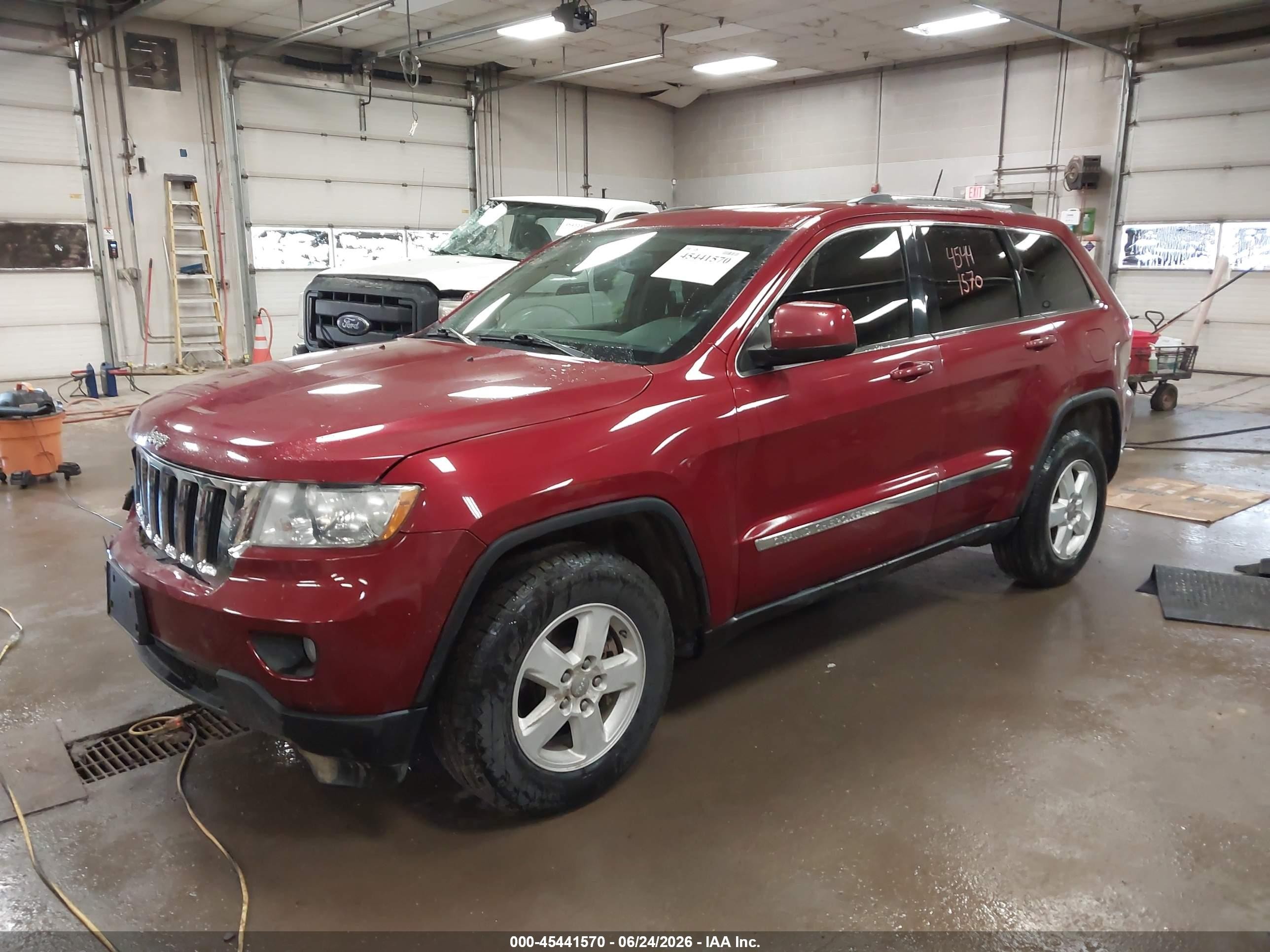 2013 Jeep Grand Cherokee Laredo Red vin: 1C4RJFAG6DC568664