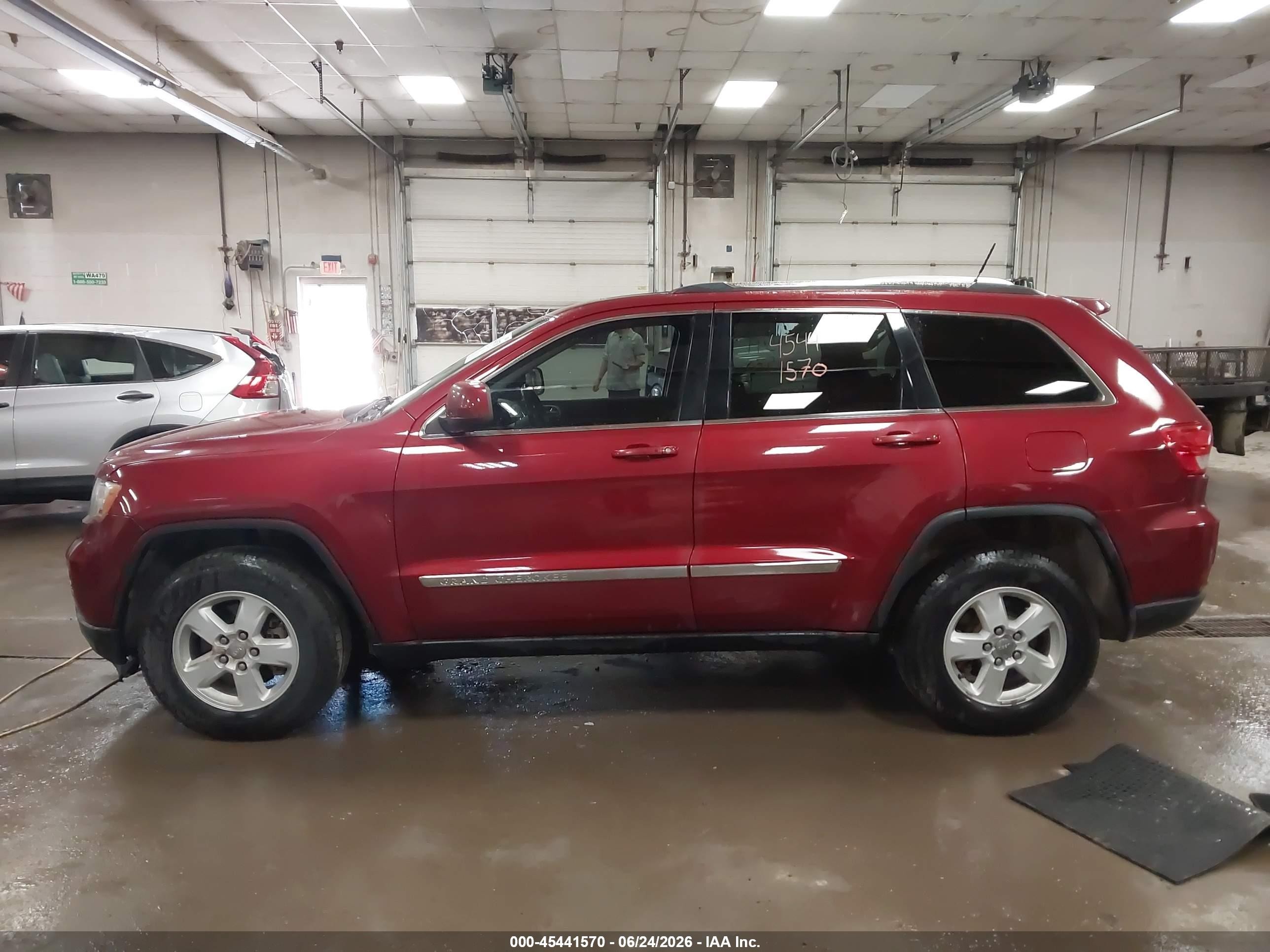 2013 Jeep Grand Cherokee Laredo Red vin: 1C4RJFAG6DC568664