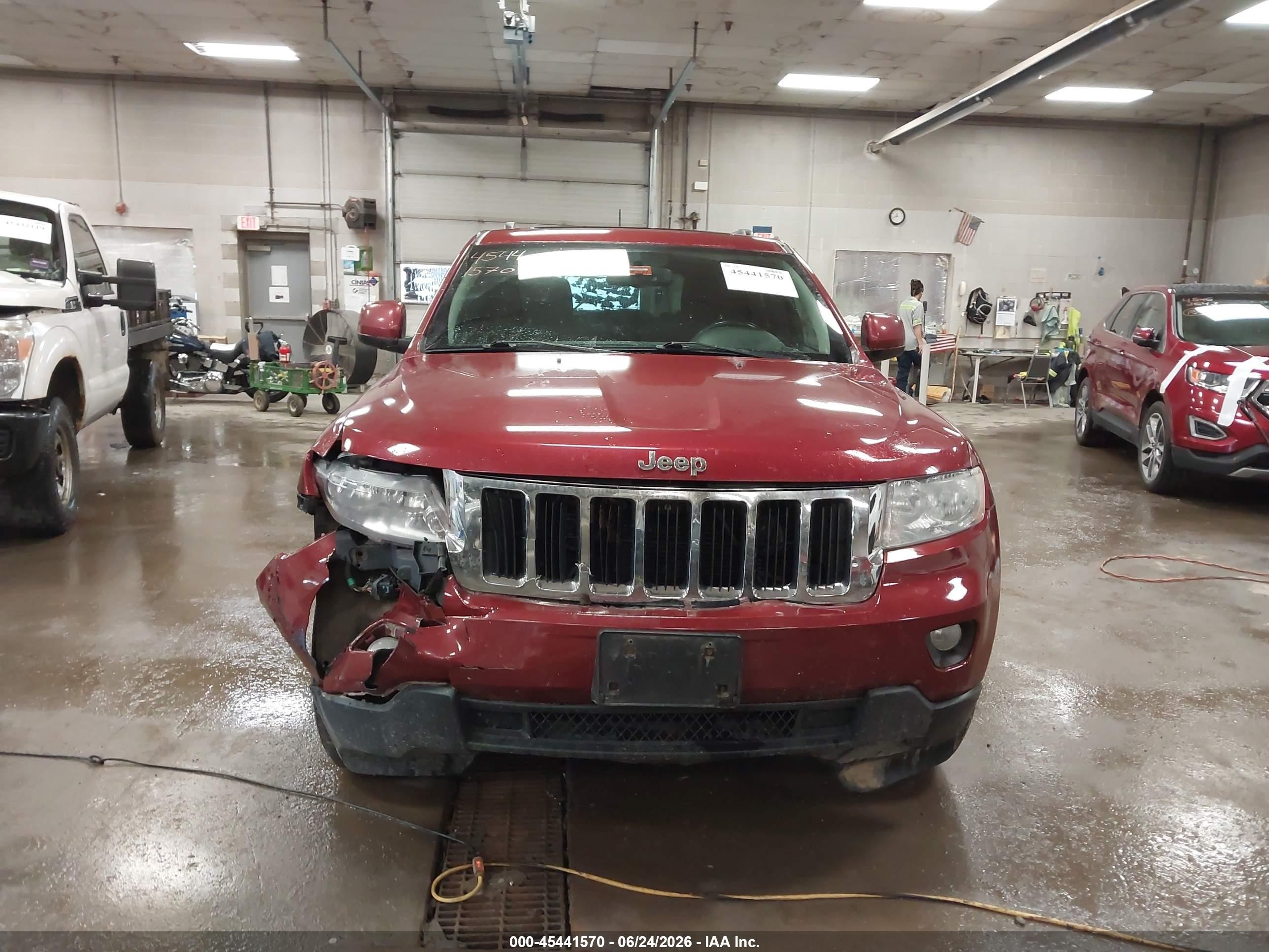 2013 Jeep Grand Cherokee Laredo Red vin: 1C4RJFAG6DC568664