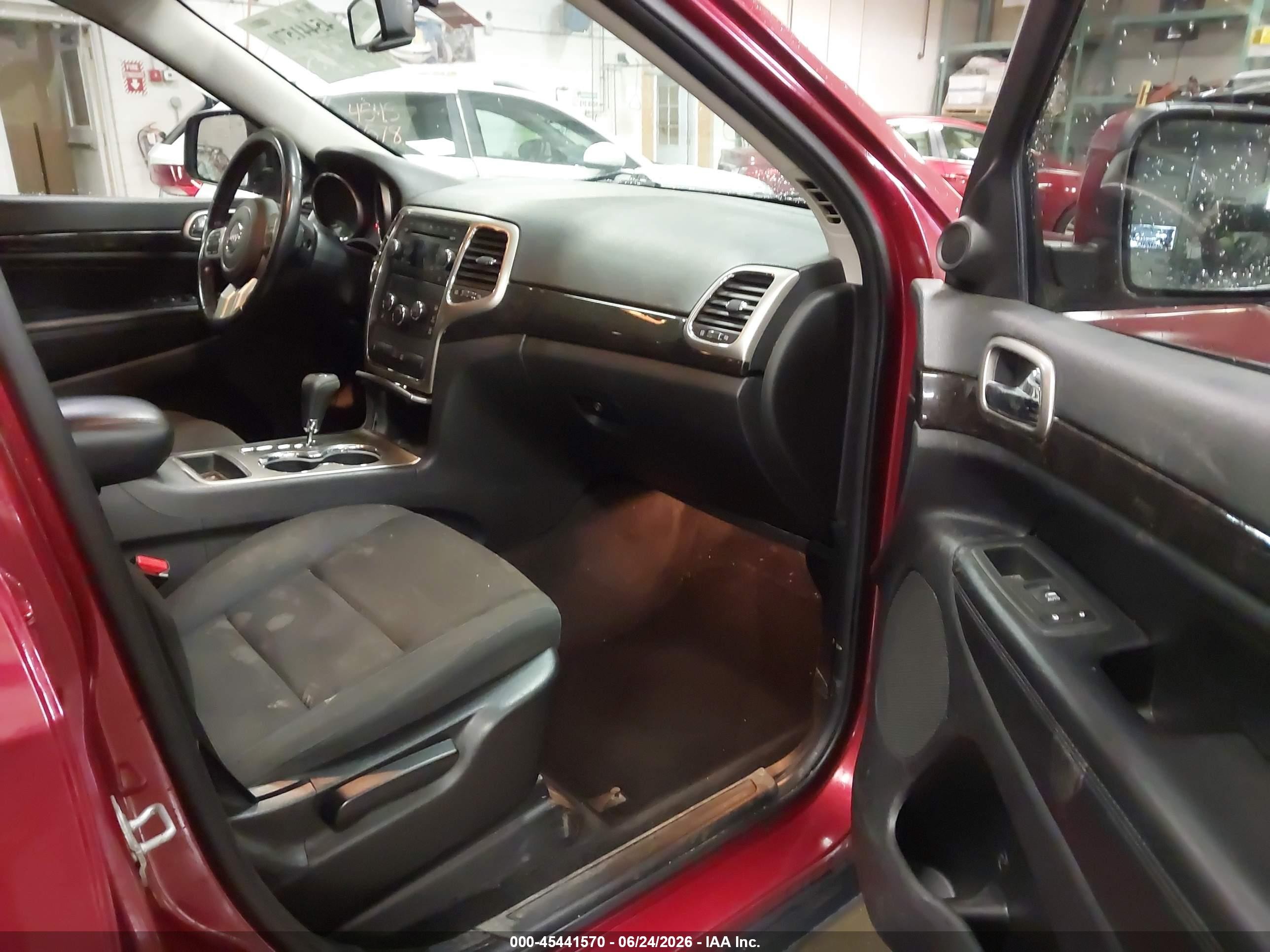 2013 Jeep Grand Cherokee Laredo Red vin: 1C4RJFAG6DC568664