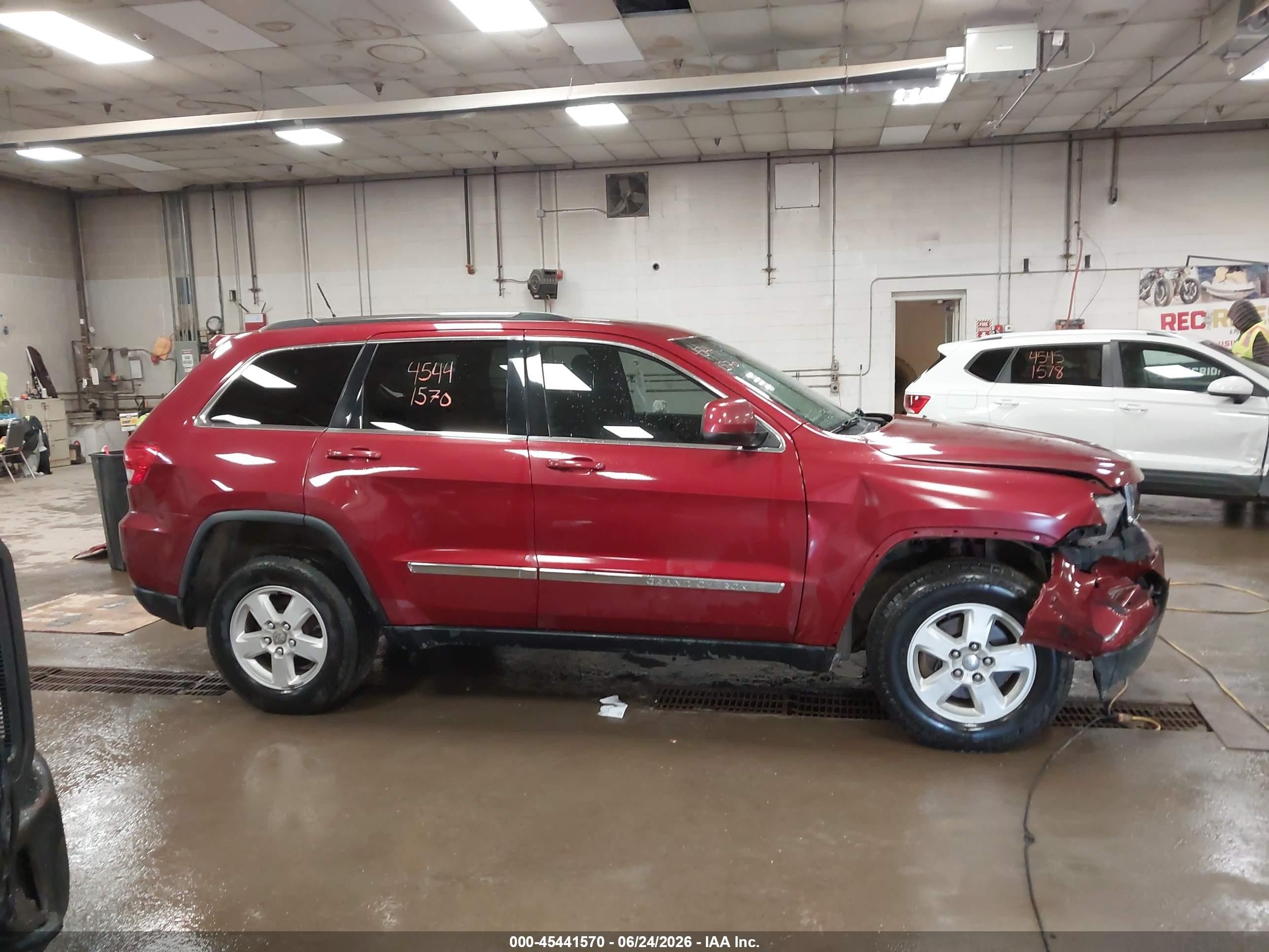 2013 Jeep Grand Cherokee Laredo Red vin: 1C4RJFAG6DC568664