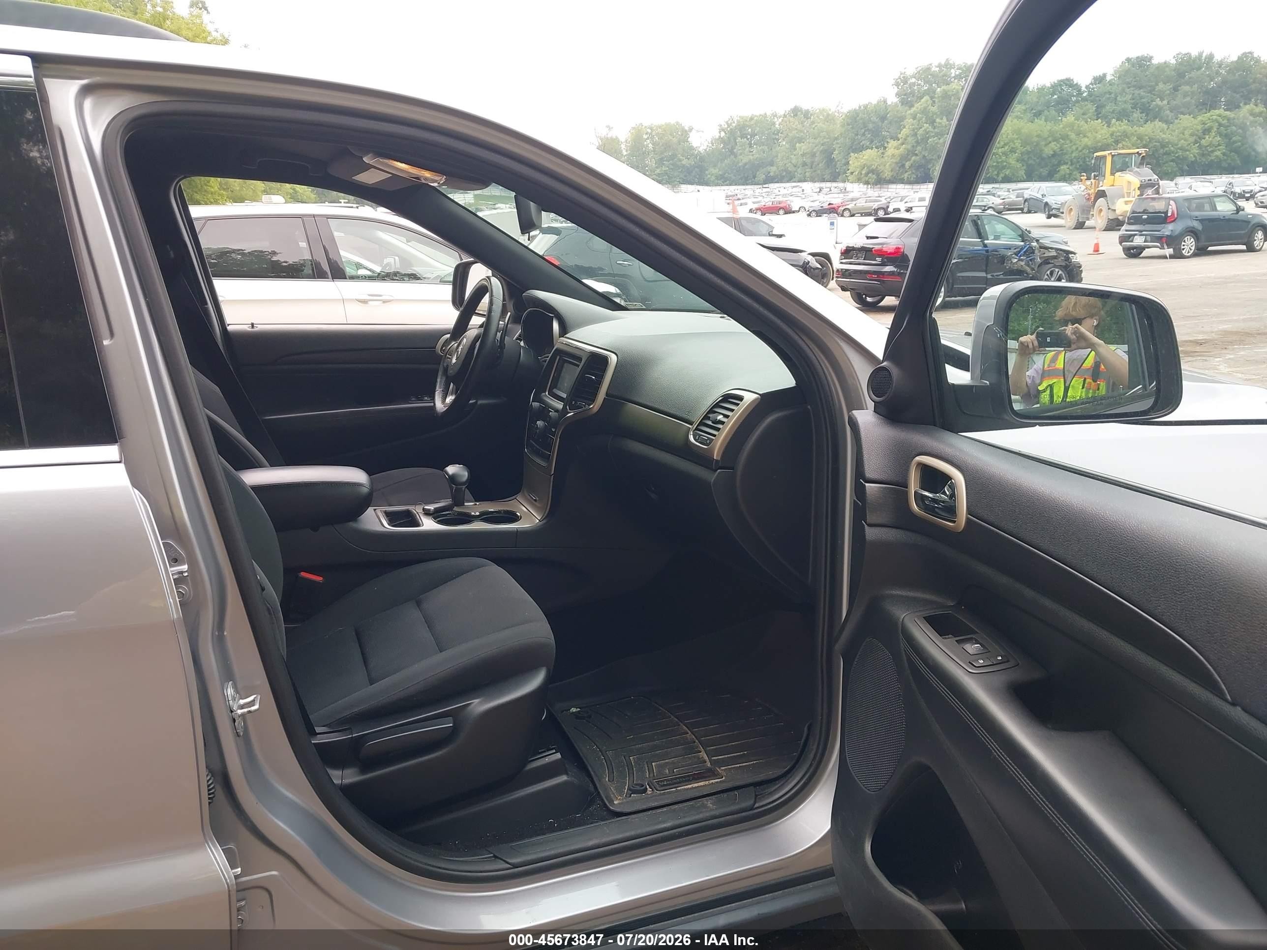 2014 Jeep Grand Cherokee Laredo Silver vin: 1C4RJFAG6EC215004