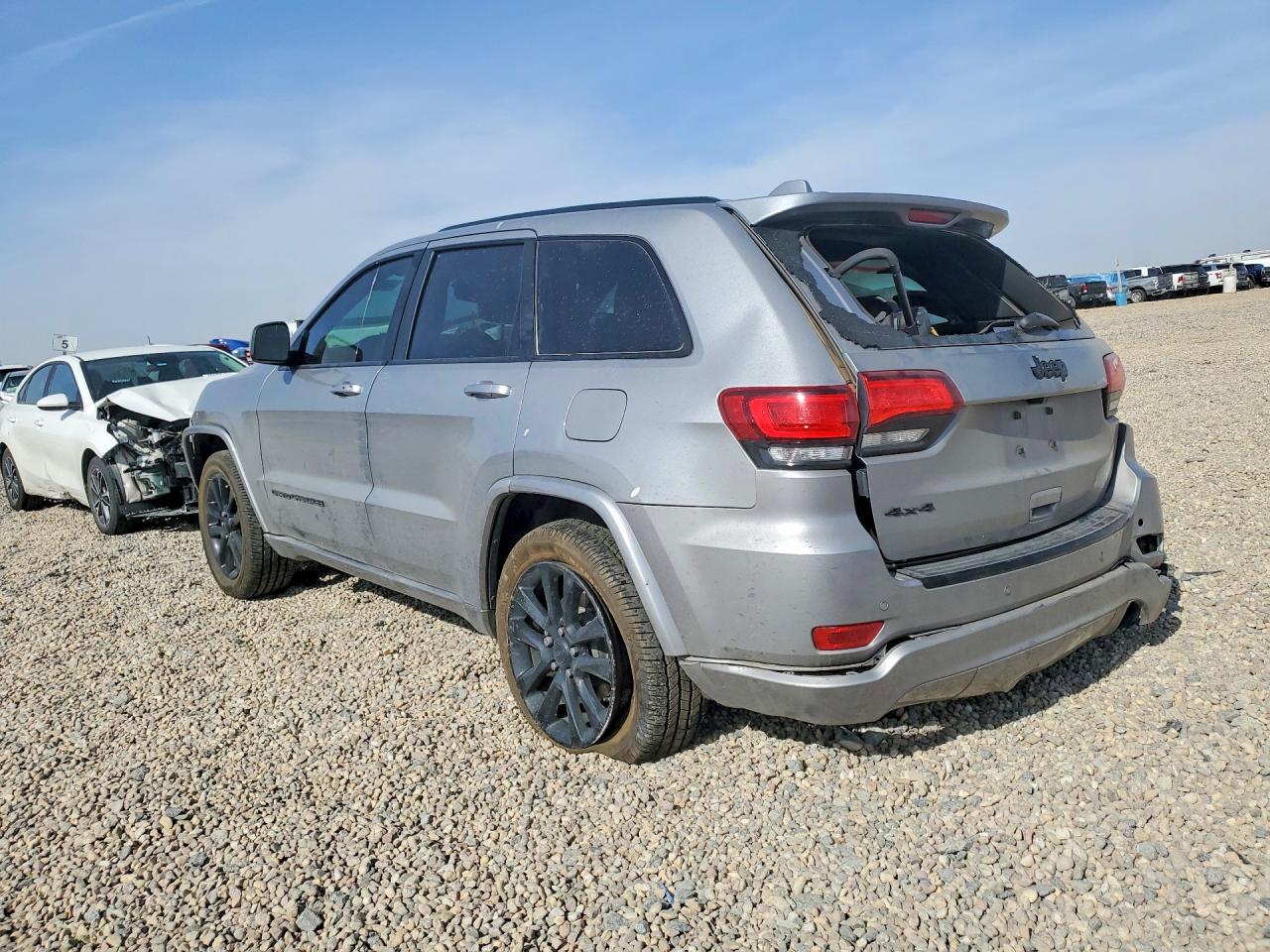 2018 Jeep Grand Cherokee Laredo Серебряный vin: 1C4RJFAG6JC443739