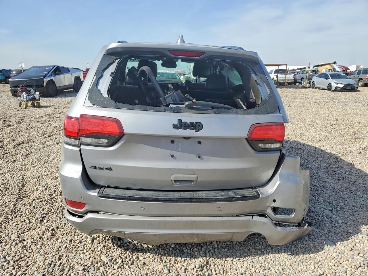 2018 Jeep Grand Cherokee Laredo Серебряный vin: 1C4RJFAG6JC443739