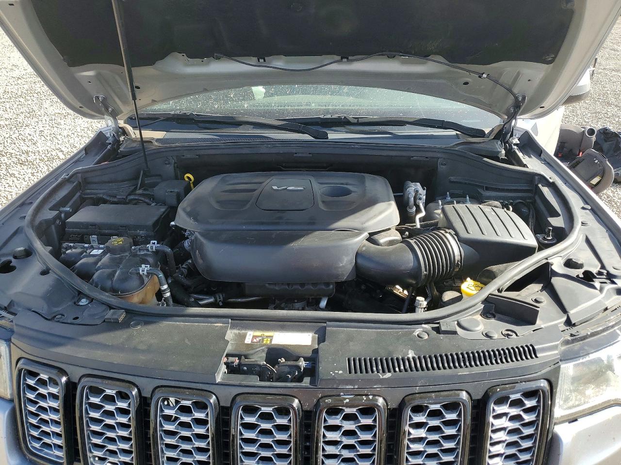 2018 Jeep Grand Cherokee Laredo Серебряный vin: 1C4RJFAG6JC443739