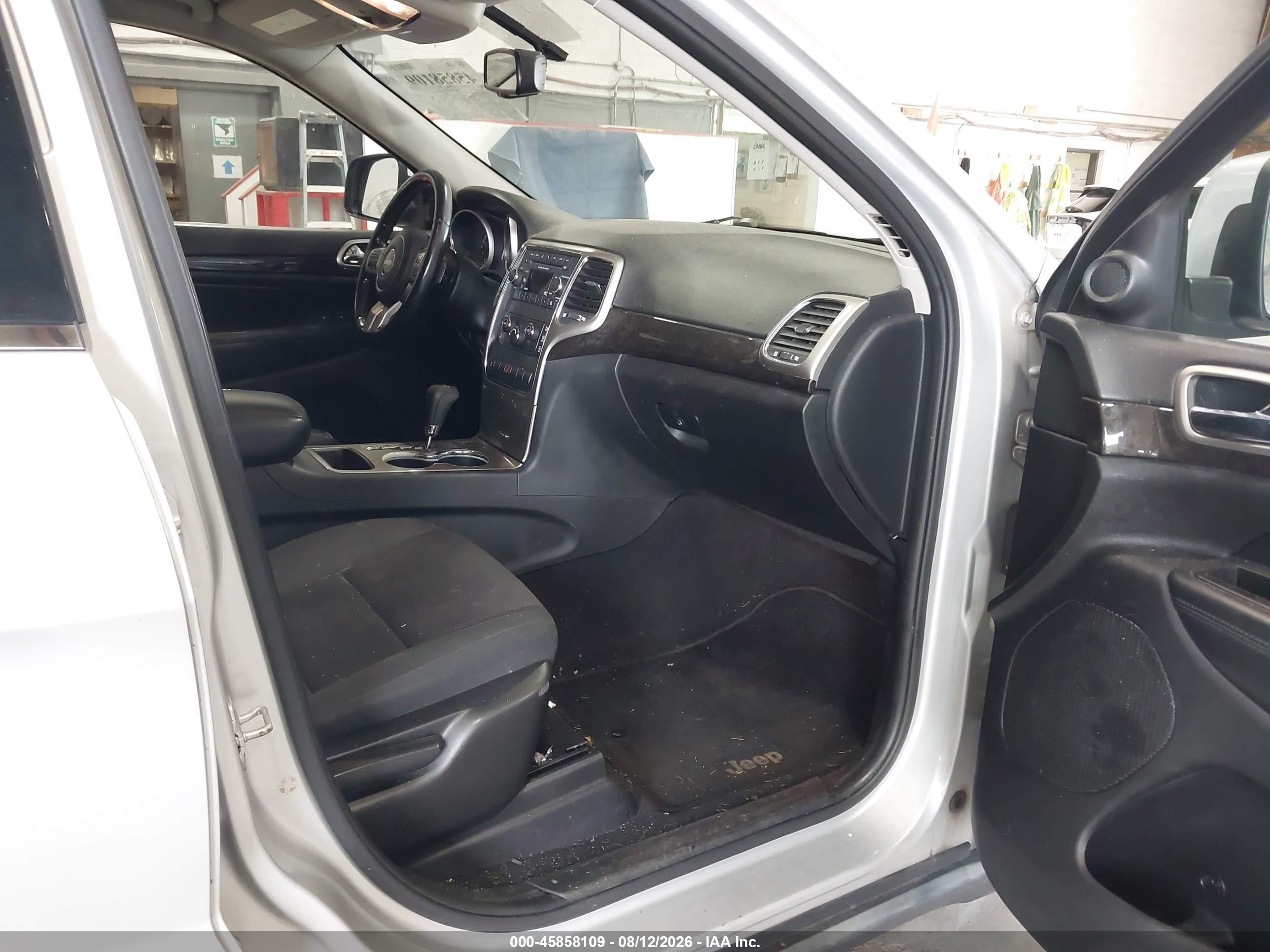 2012 Jeep Grand Cherokee Laredo Silver vin: 1C4RJFAG7CC140522
