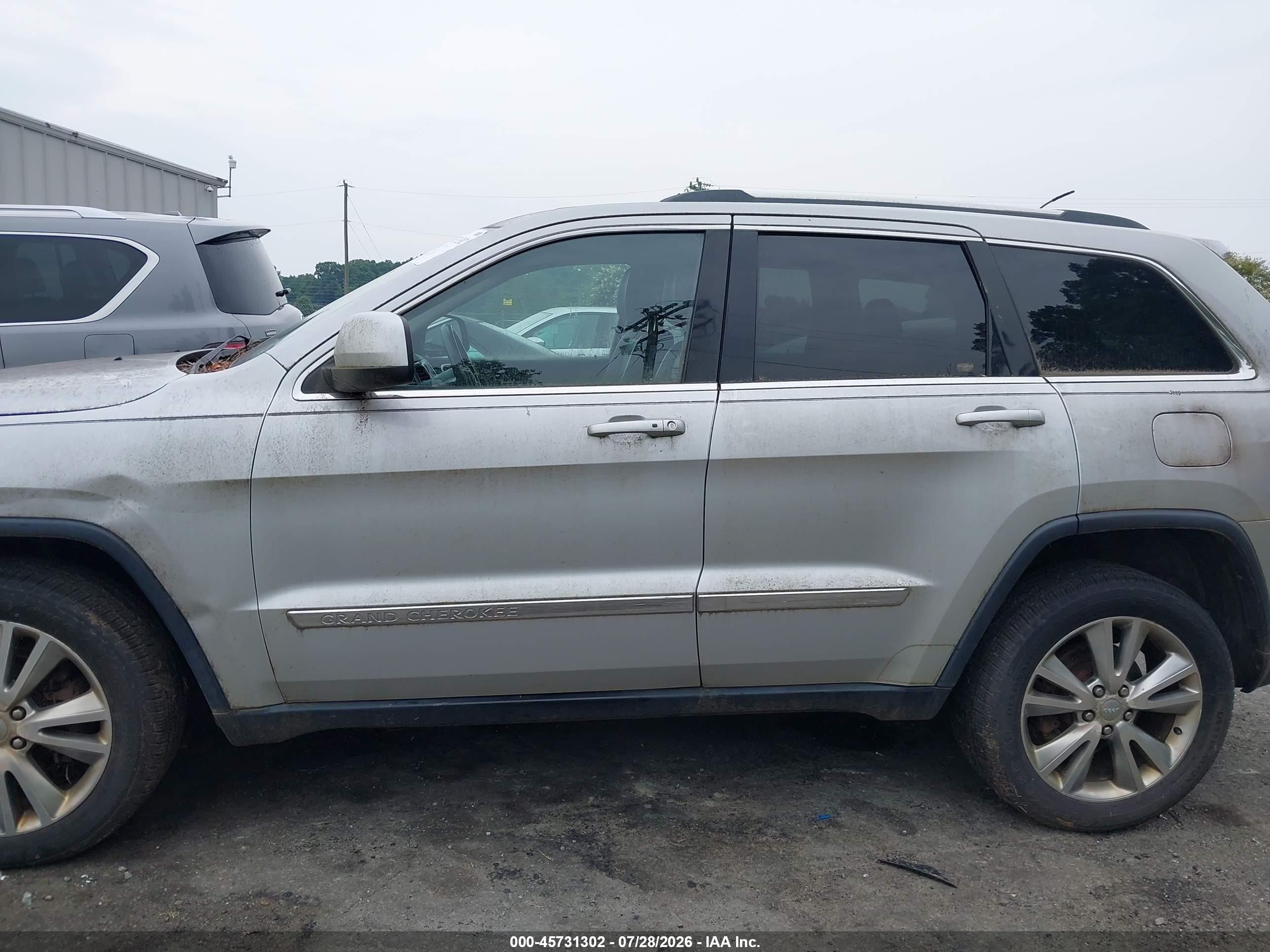 2013 Jeep Grand Cherokee Laredo Gray vin: 1C4RJFAG7DC557561
