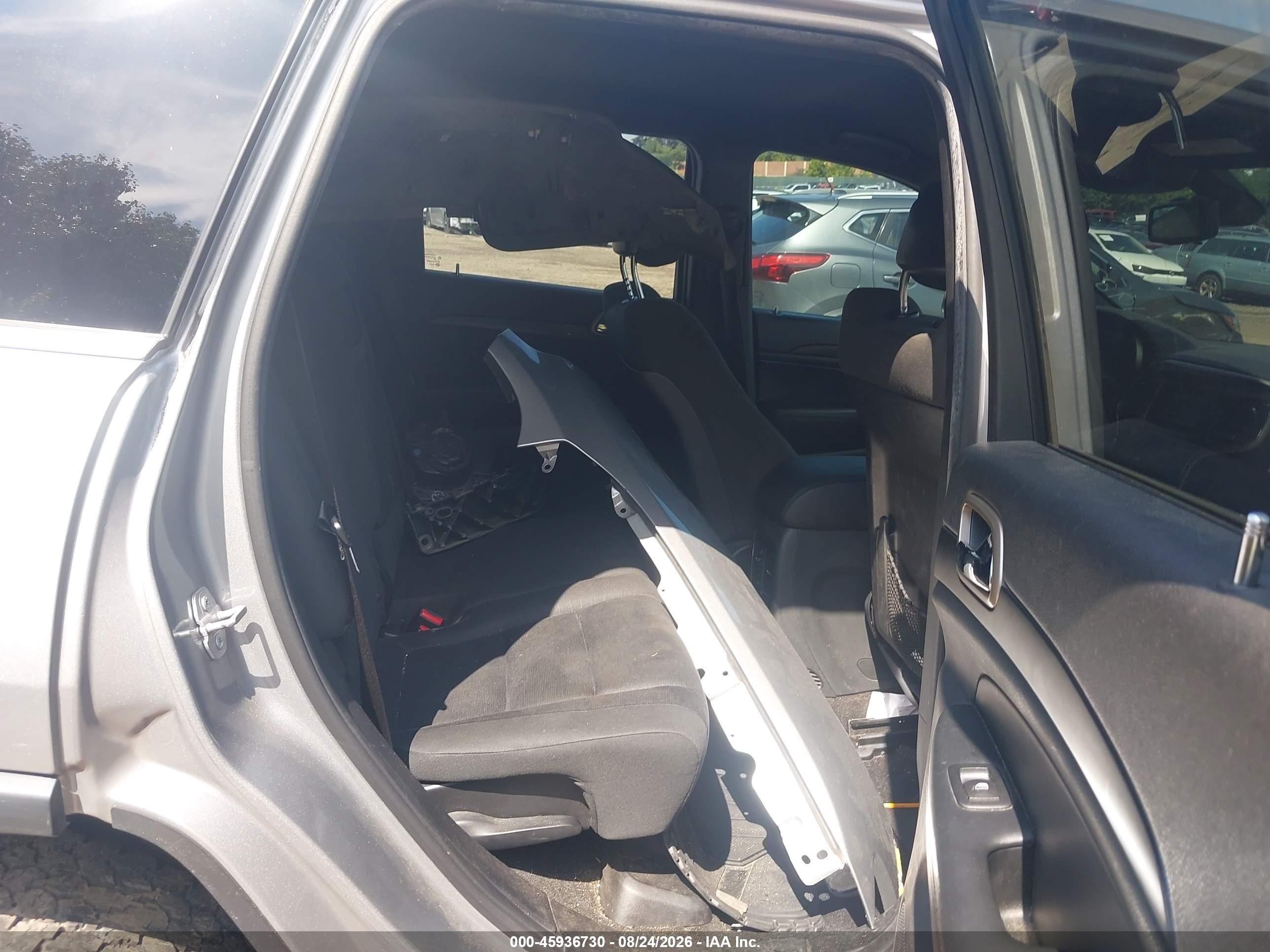 2015 Jeep Grand Cherokee Laredo Silver vin: 1C4RJFAG7FC918130