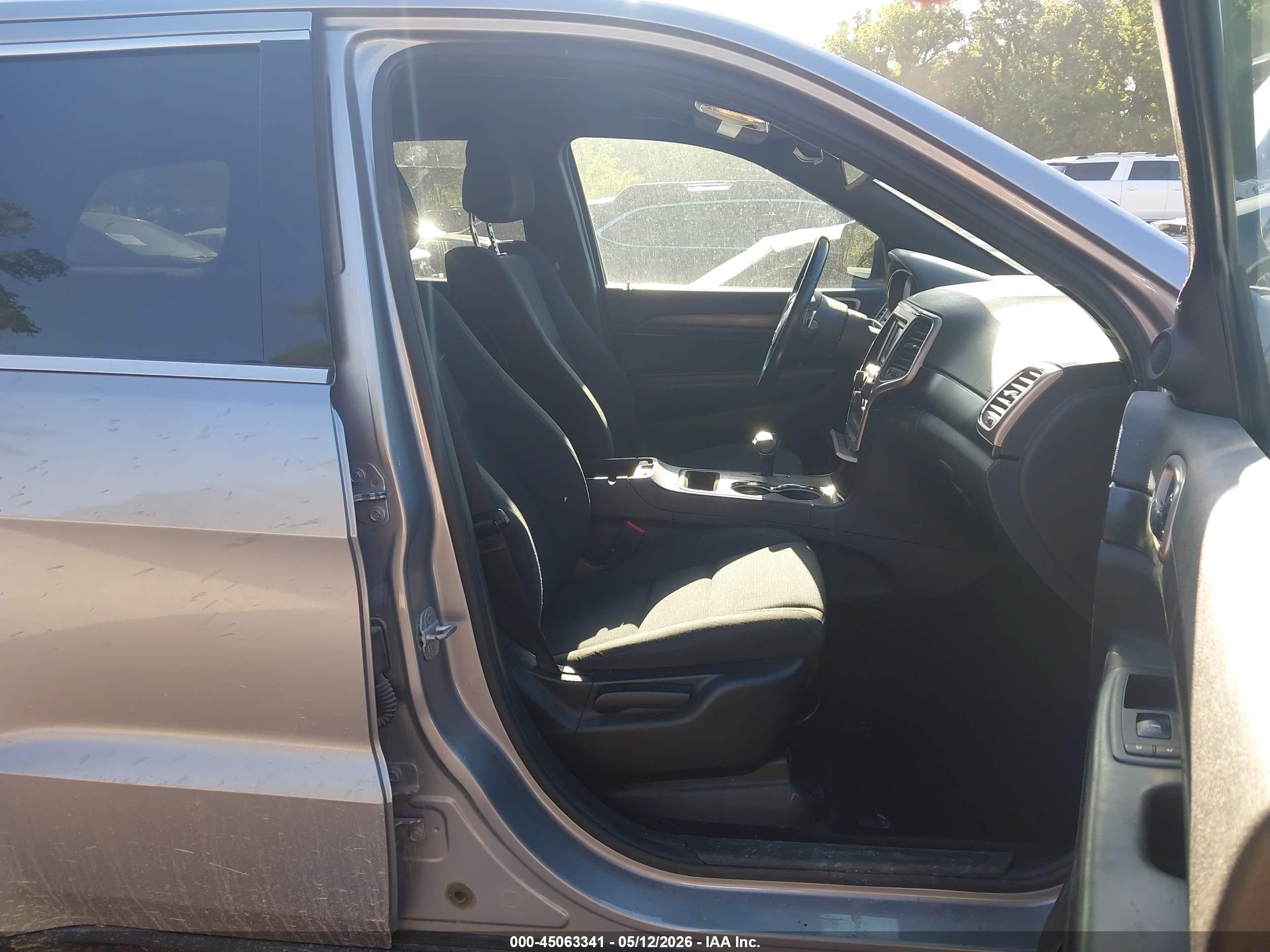 2014 Jeep Grand Cherokee Laredo Silver vin: 1C4RJFAG8EC186752