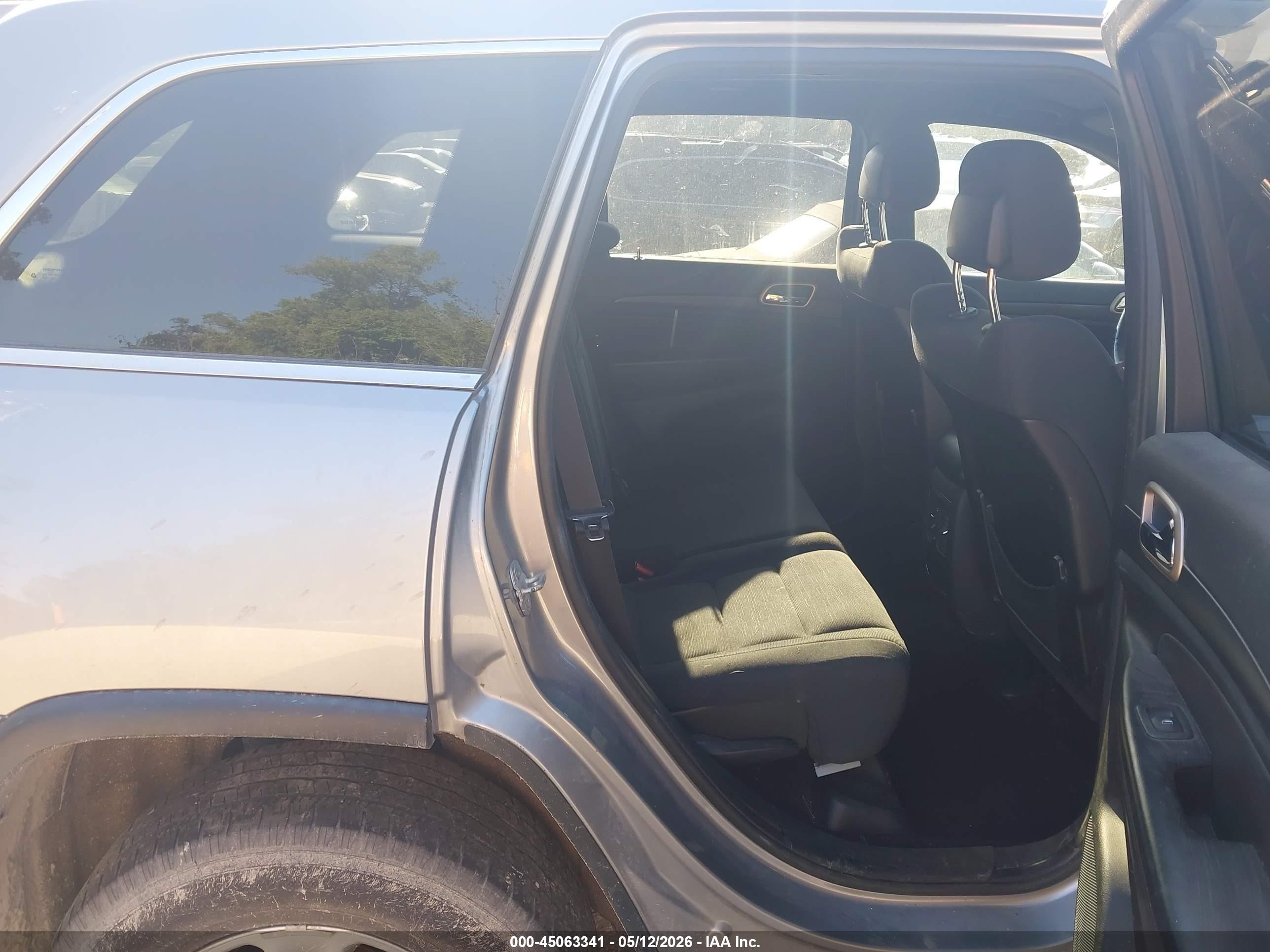 2014 Jeep Grand Cherokee Laredo Silver vin: 1C4RJFAG8EC186752