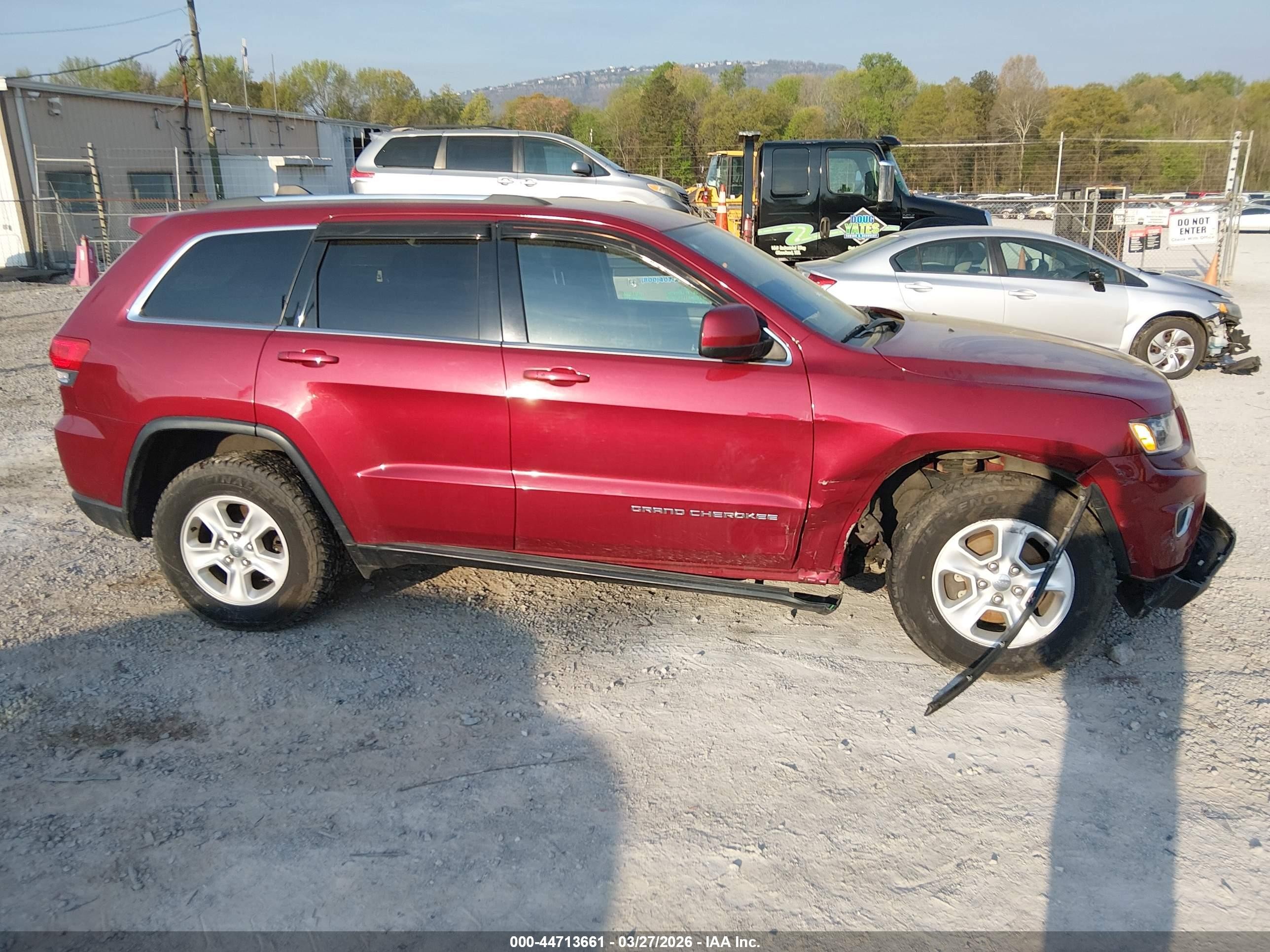 2015 Jeep Grand Cherokee Laredo Red vin: 1C4RJFAG8FC237622