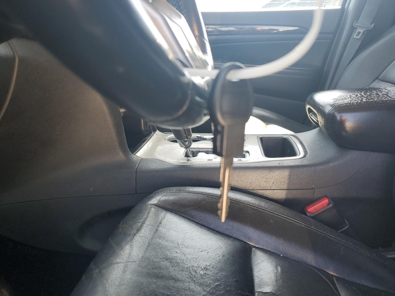 2012 Jeep Grand Cherokee Laredo Серый vin: 1C4RJFAG9CC299333 Damage: Front Center Armrest, Worn, Replacement Required