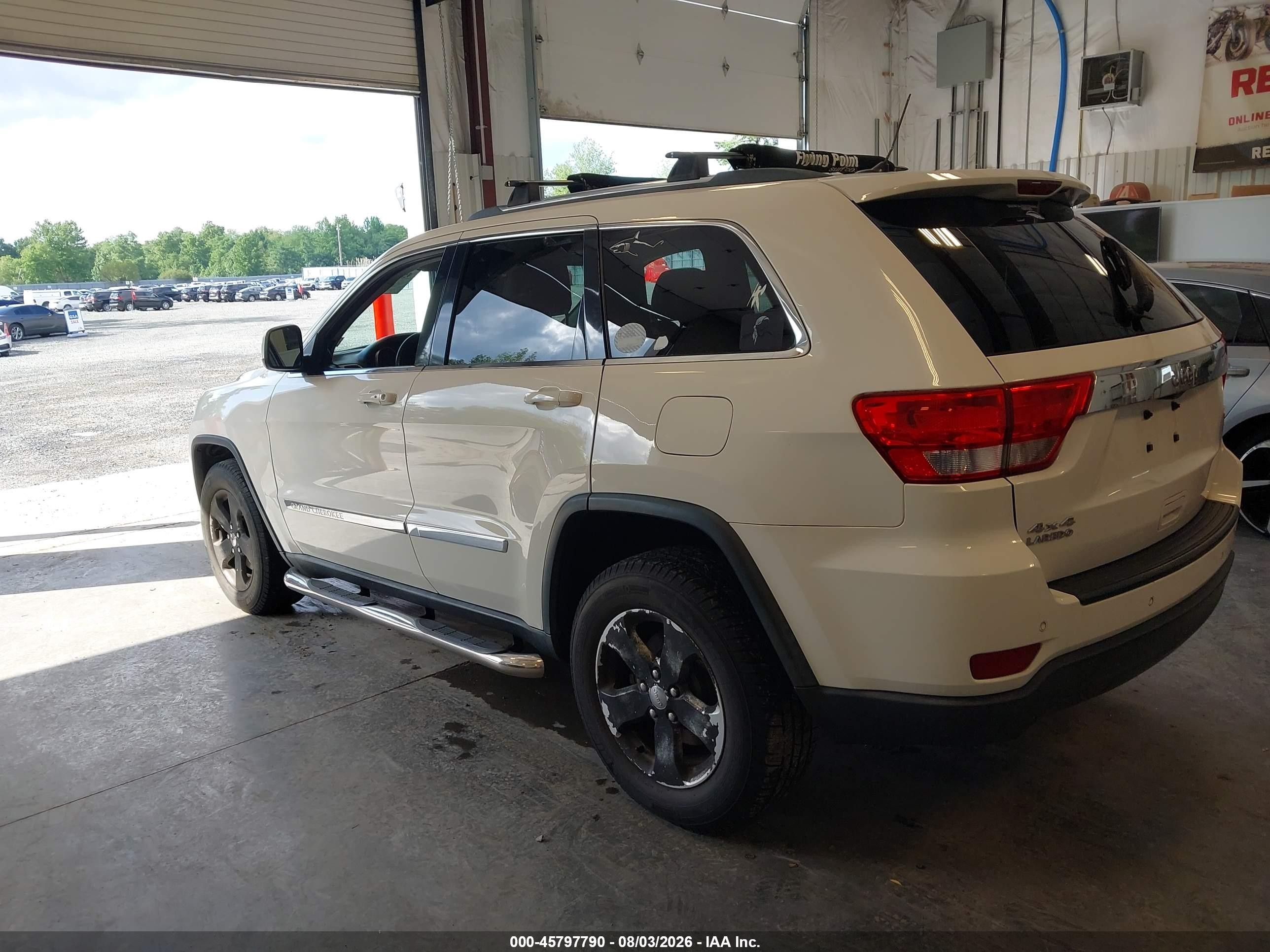 2012 Jeep Grand Cherokee Laredo Белый vin: 1C4RJFAG9CC332766
