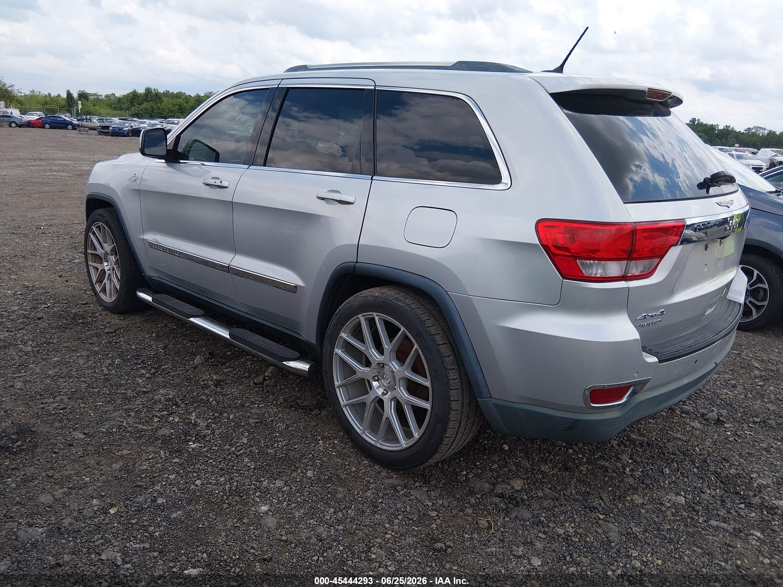2013 Jeep Grand Cherokee Laredo Silver vin: 1C4RJFAG9DC544827