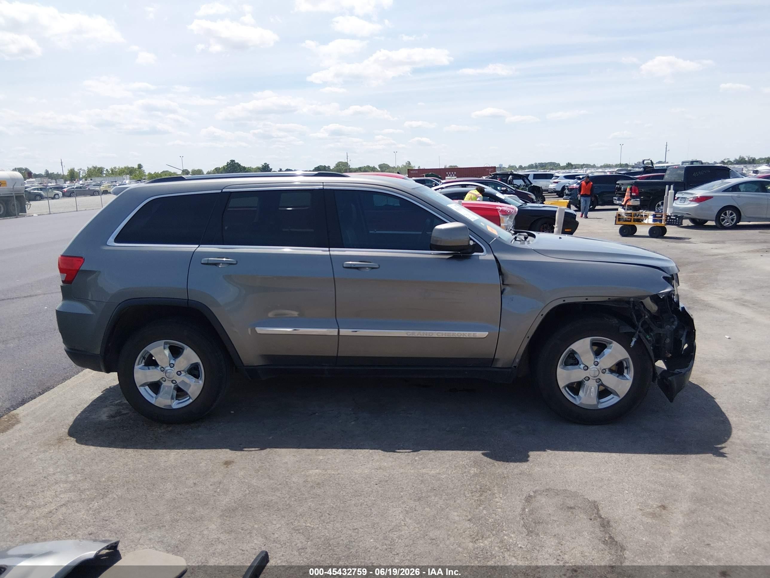 2013 Jeep Grand Cherokee Laredo Gray vin: 1C4RJFAG9DC547839
