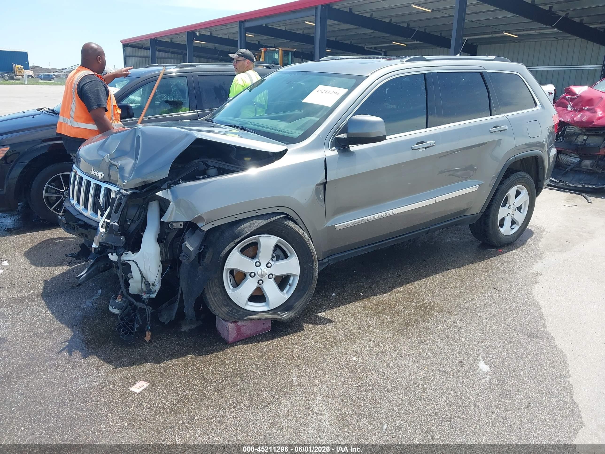 2013 Jeep Grand Cherokee Laredo Gray vin: 1C4RJFAG9DC553057