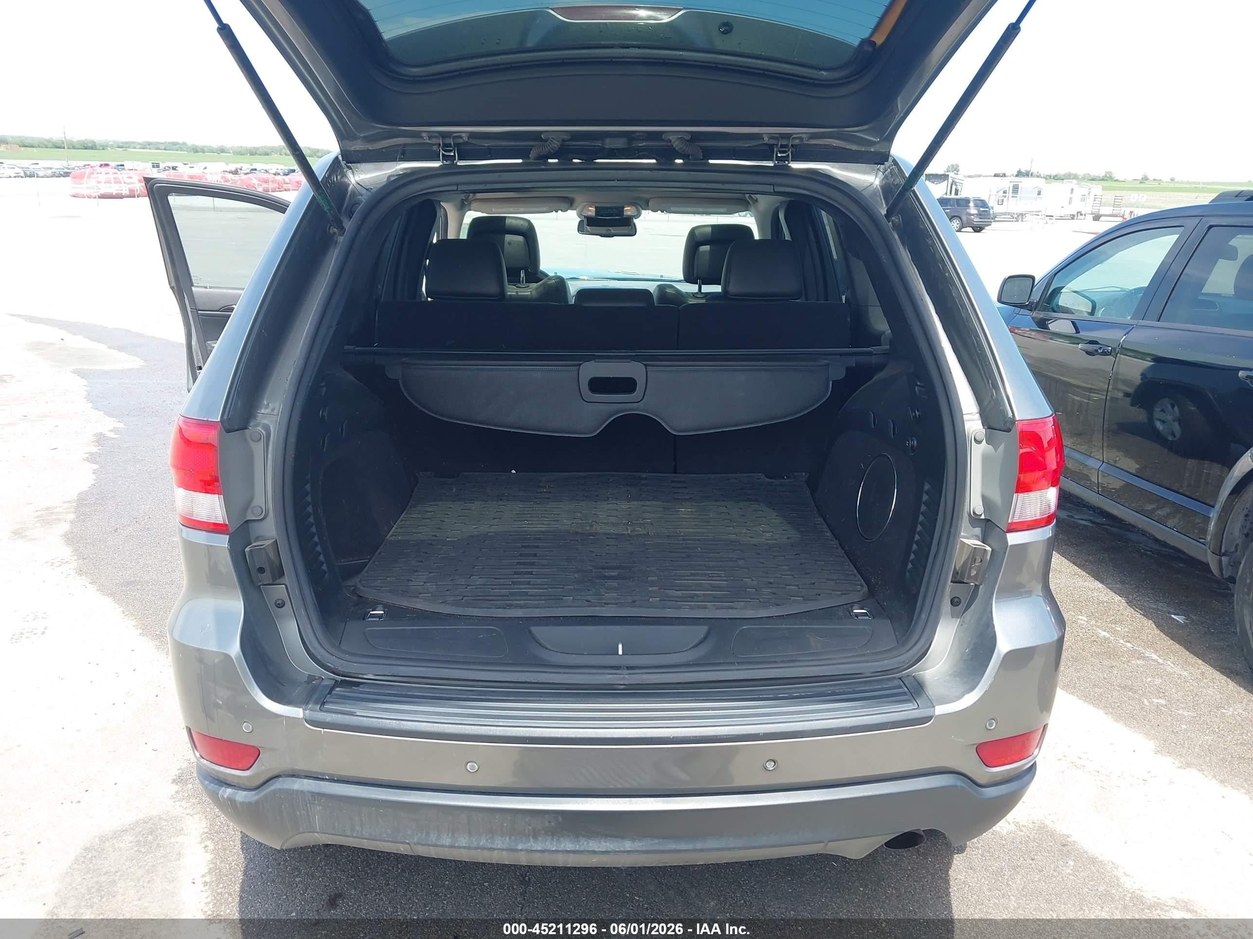 2013 Jeep Grand Cherokee Laredo Gray vin: 1C4RJFAG9DC553057