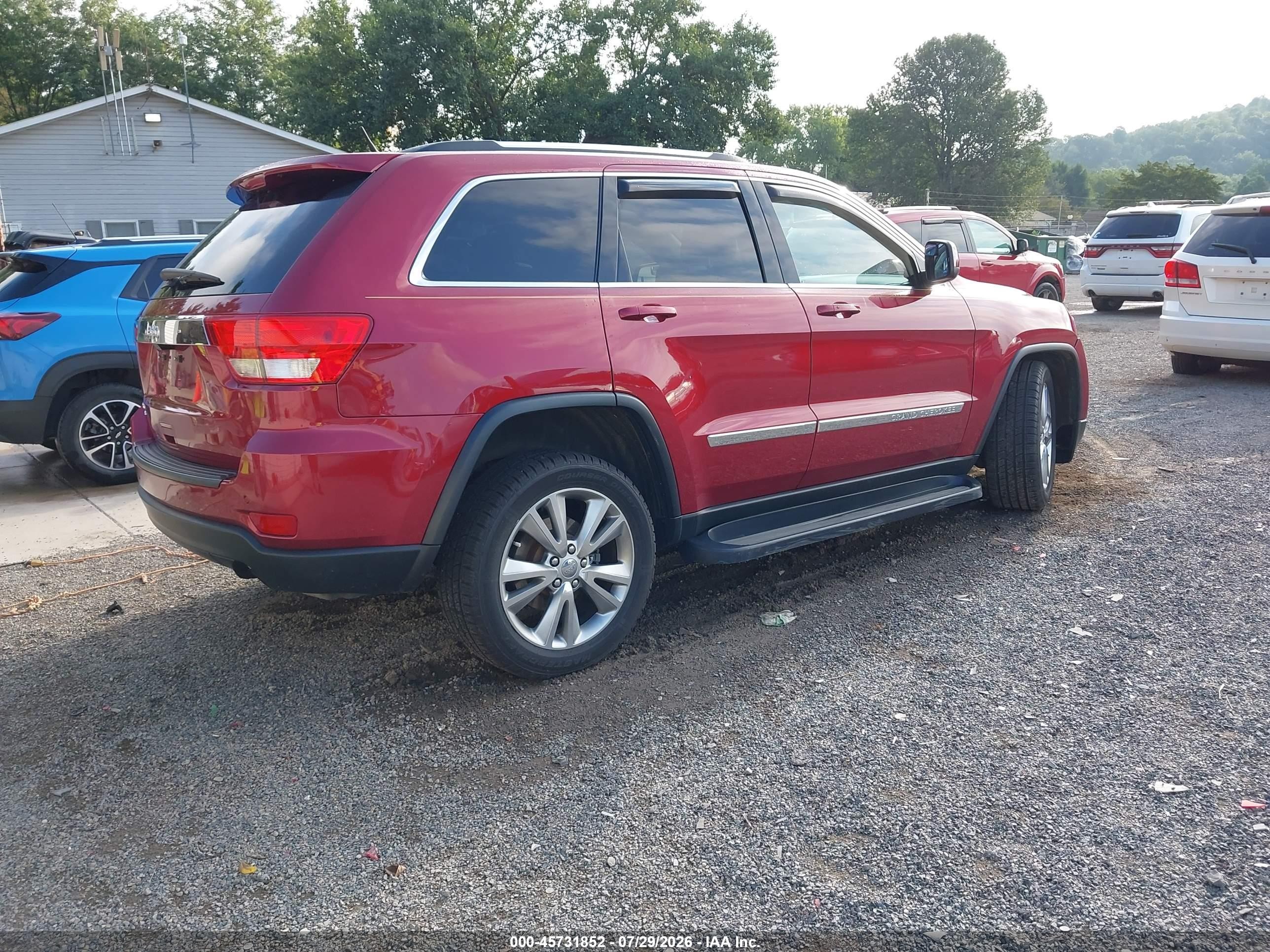 2013 Jeep Grand Cherokee Laredo Red vin: 1C4RJFAG9DC654616