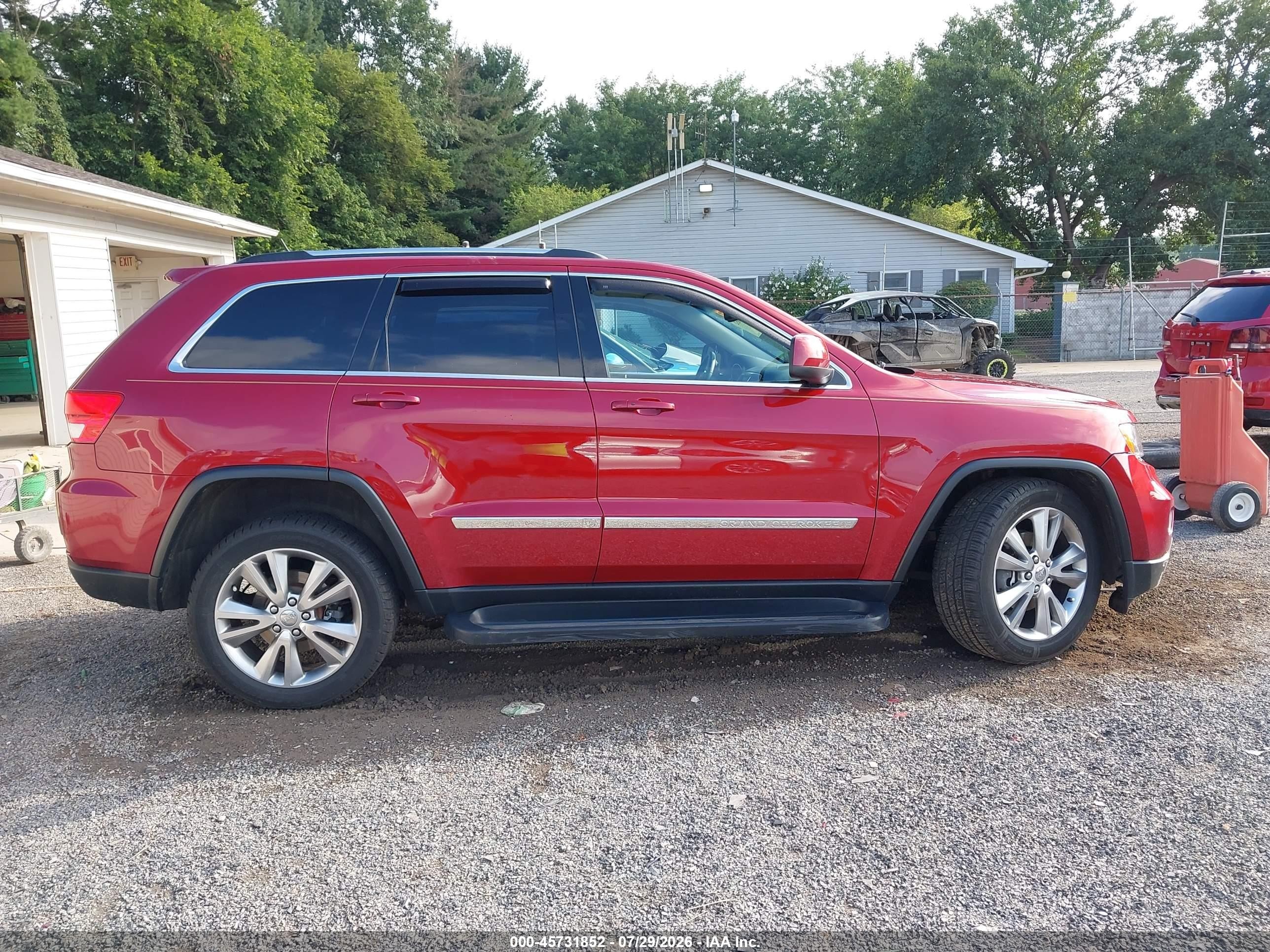 2013 Jeep Grand Cherokee Laredo Red vin: 1C4RJFAG9DC654616