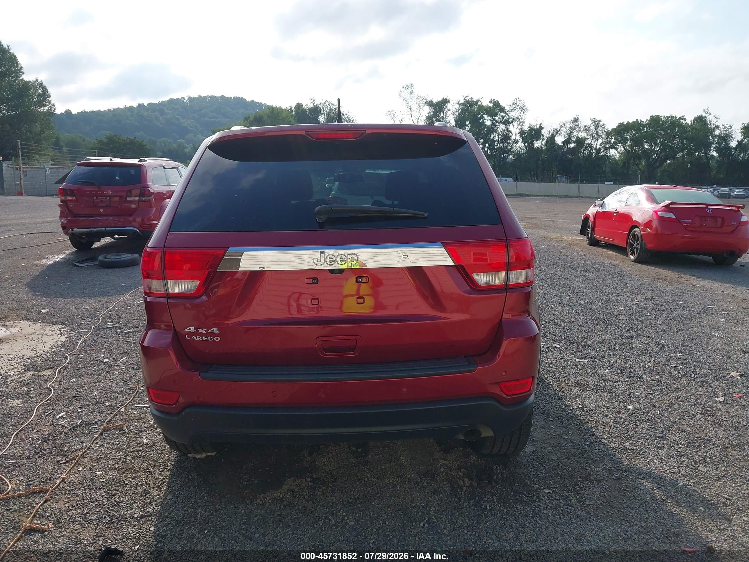 2013 Jeep Grand Cherokee Laredo Red vin: 1C4RJFAG9DC654616