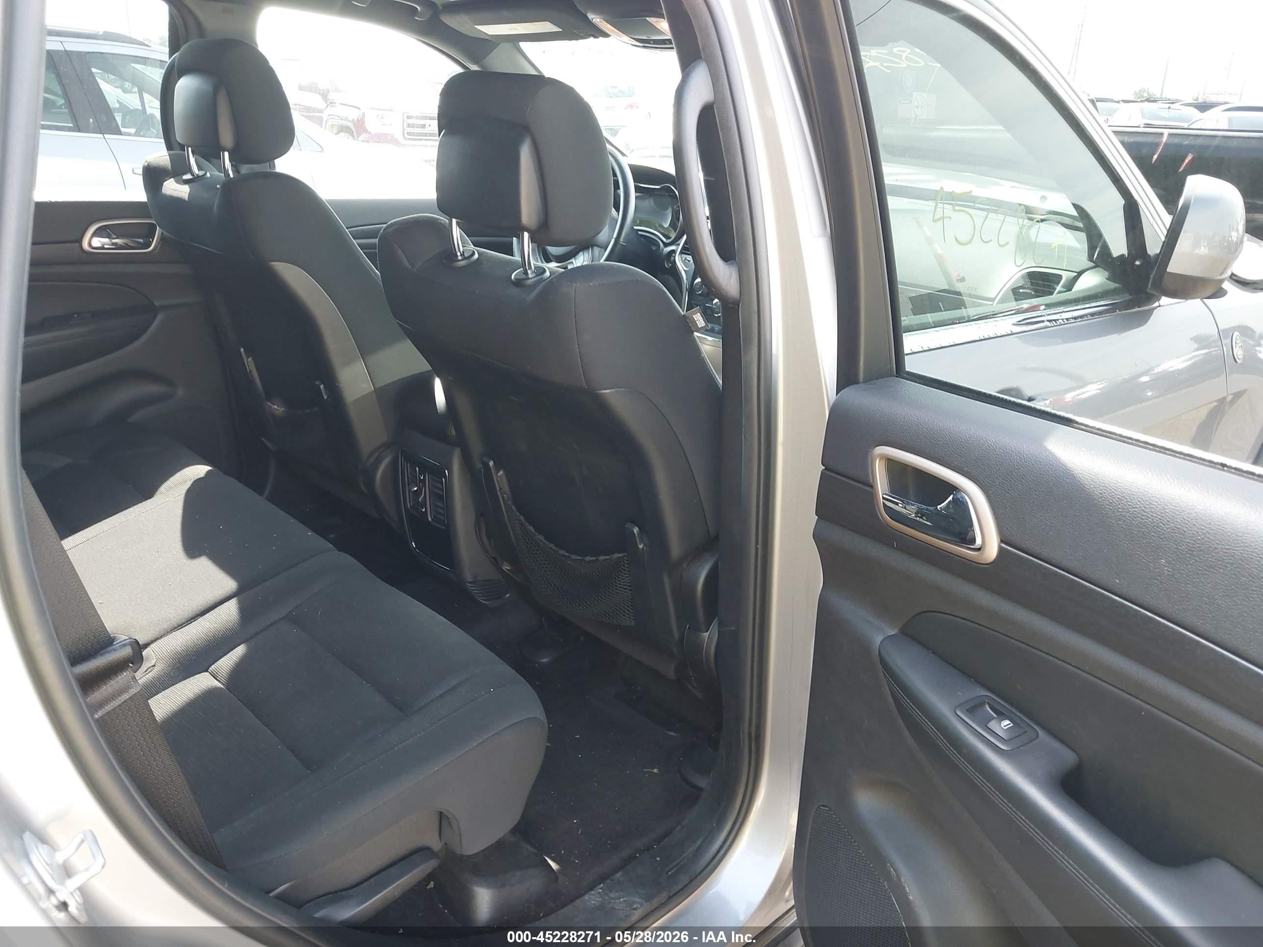 2017 Jeep Grand Cherokee Laredo 4x4 Серебряный vin: 1C4RJFAG9HC876787