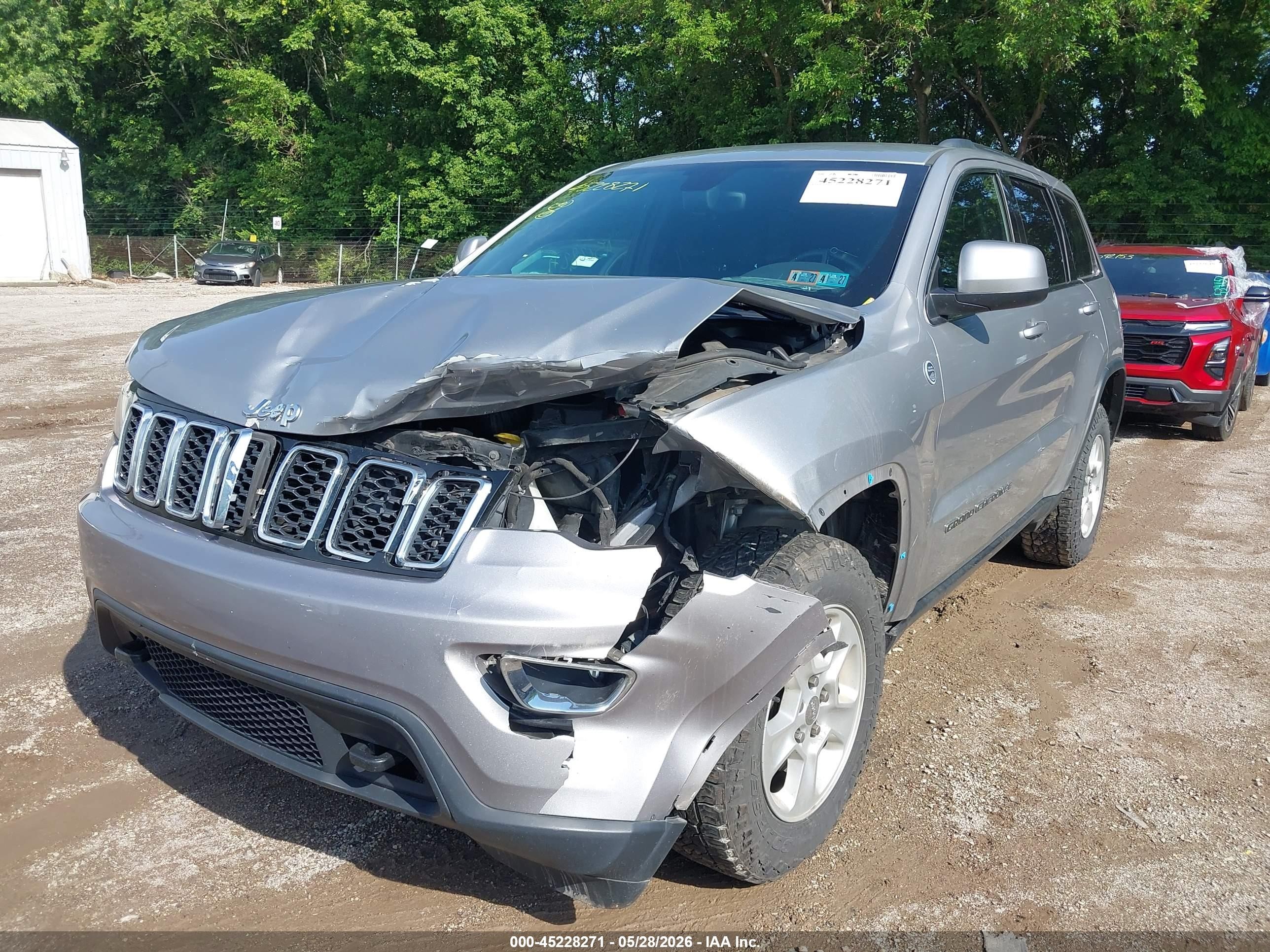 2017 Jeep Grand Cherokee Laredo 4x4 Серебряный vin: 1C4RJFAG9HC876787