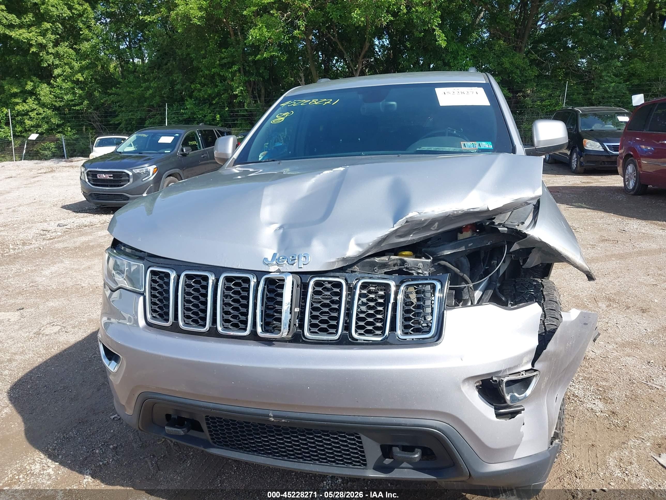 2017 Jeep Grand Cherokee Laredo 4x4 Серебряный vin: 1C4RJFAG9HC876787