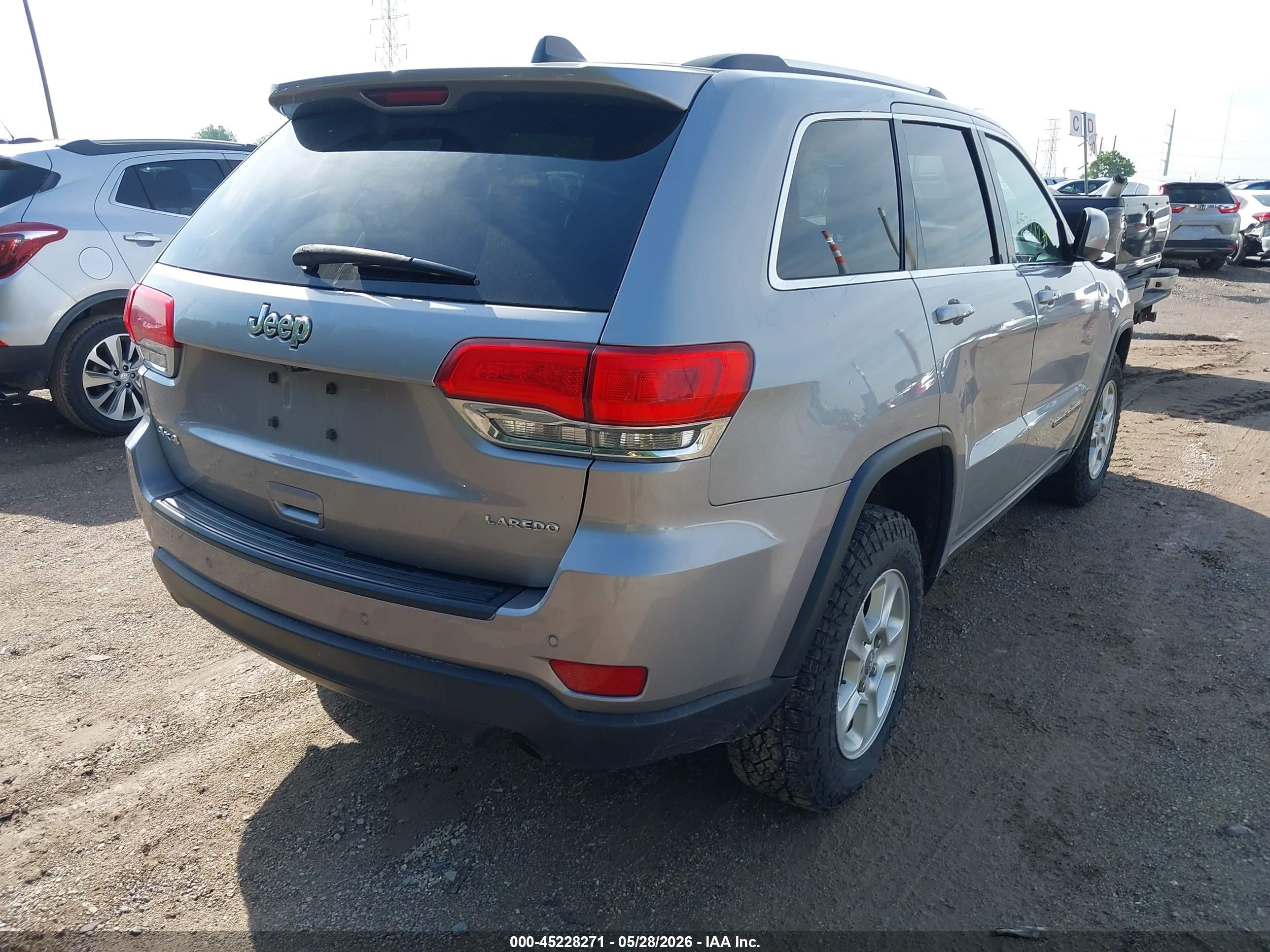 2017 Jeep Grand Cherokee Laredo 4x4 Серебряный vin: 1C4RJFAG9HC876787