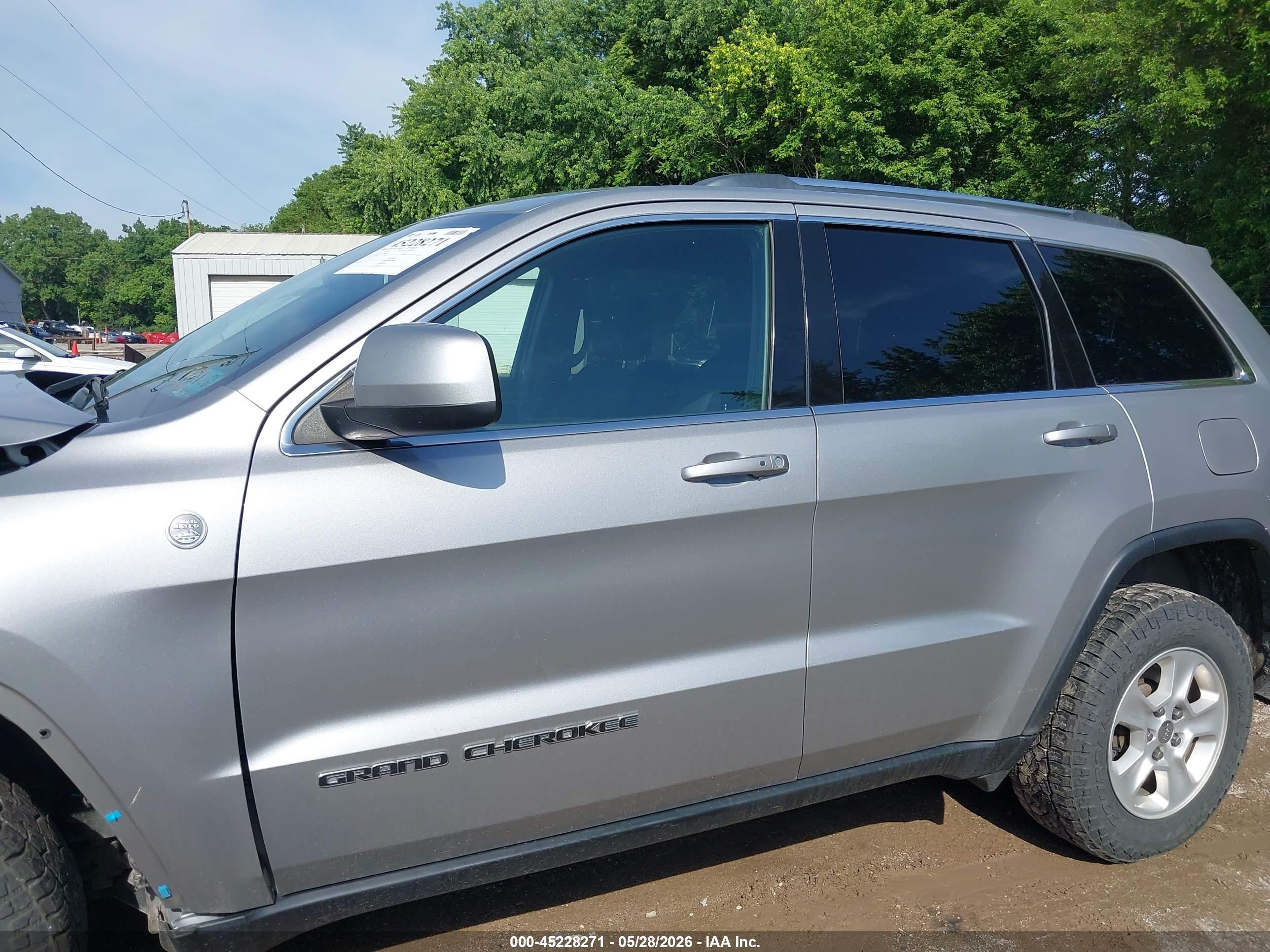 2017 Jeep Grand Cherokee Laredo 4x4 Серебряный vin: 1C4RJFAG9HC876787