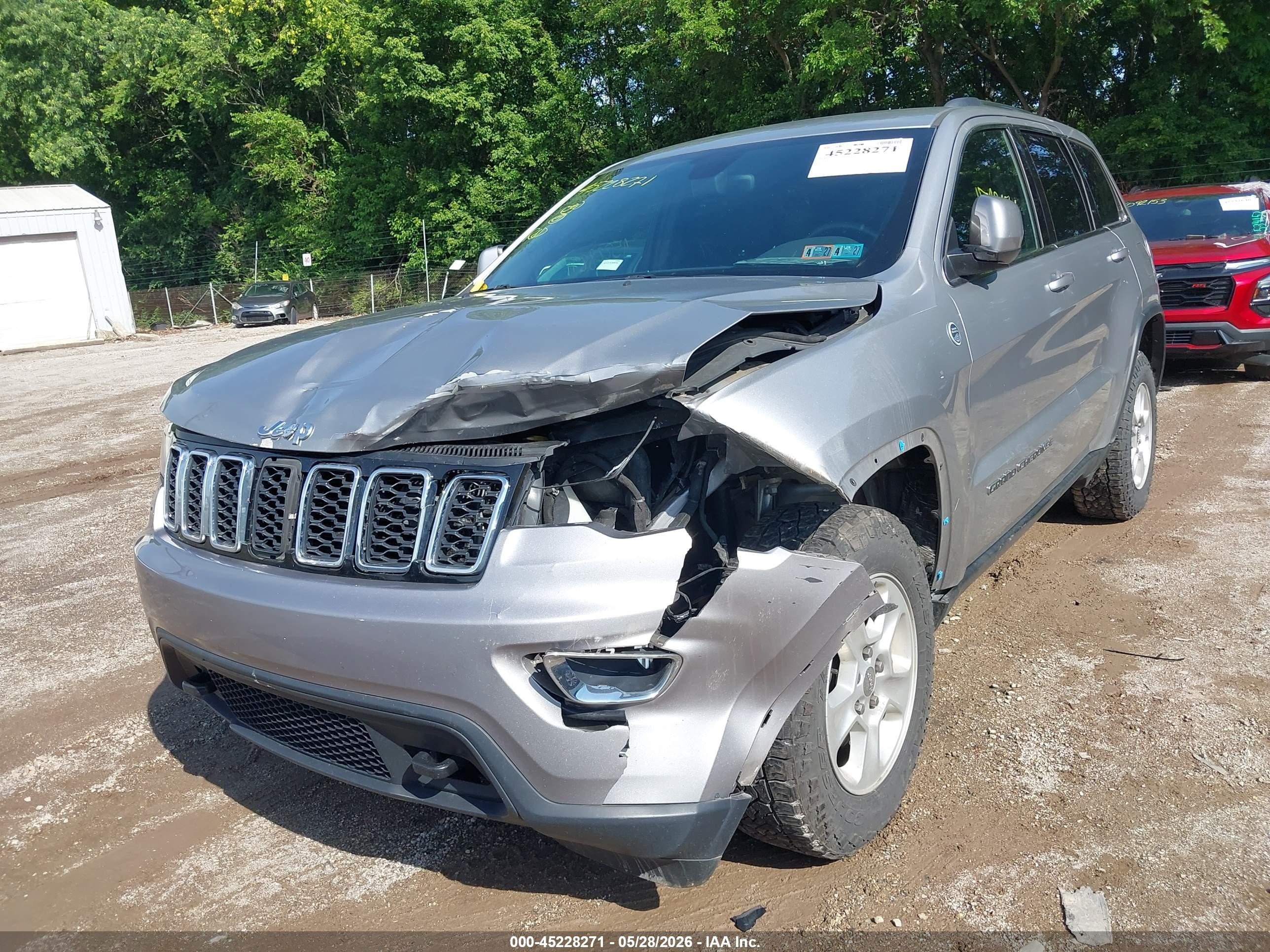 2017 Jeep Grand Cherokee Laredo 4x4 Серебряный vin: 1C4RJFAG9HC876787