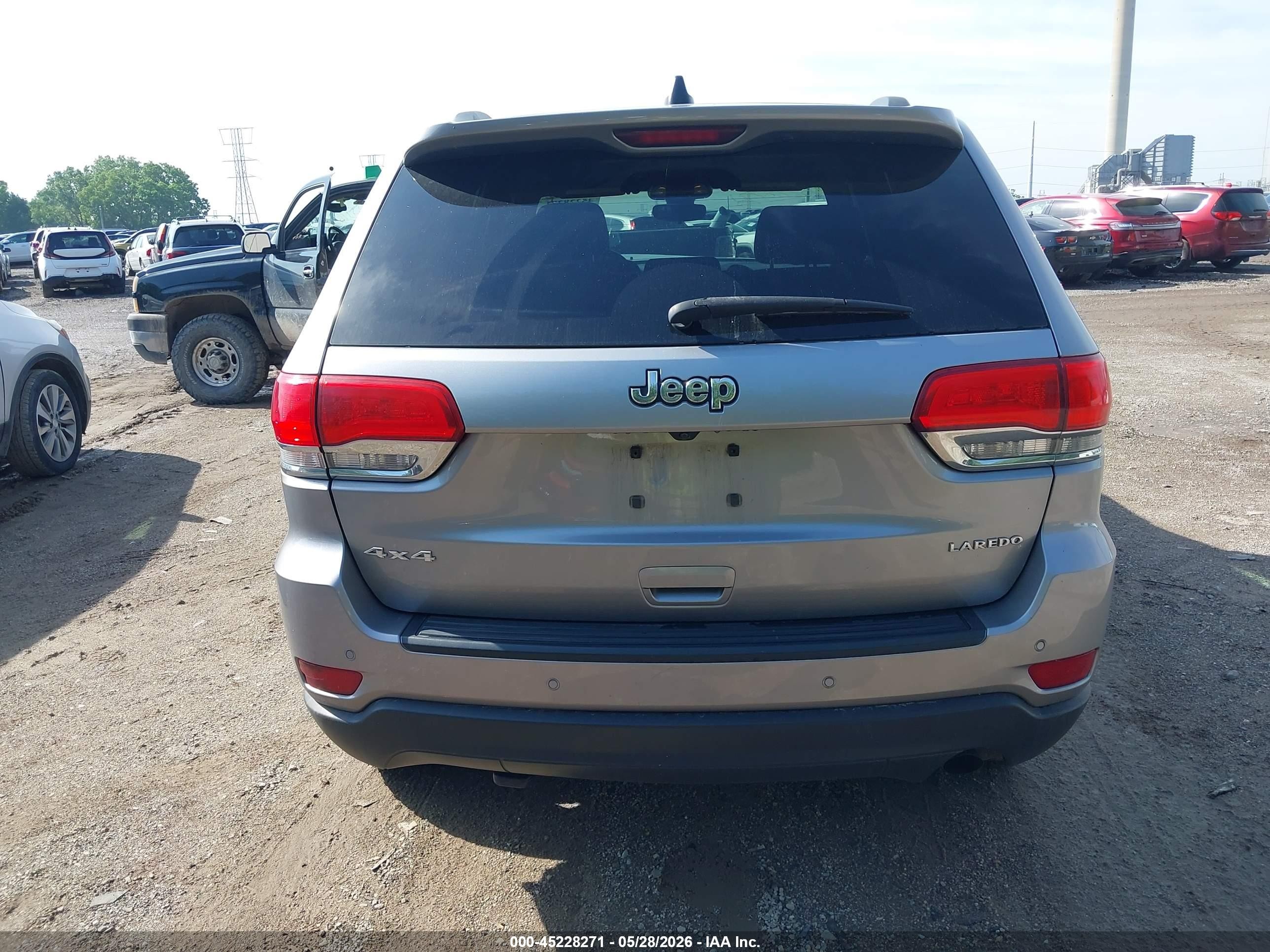 2017 Jeep Grand Cherokee Laredo 4x4 Серебряный vin: 1C4RJFAG9HC876787