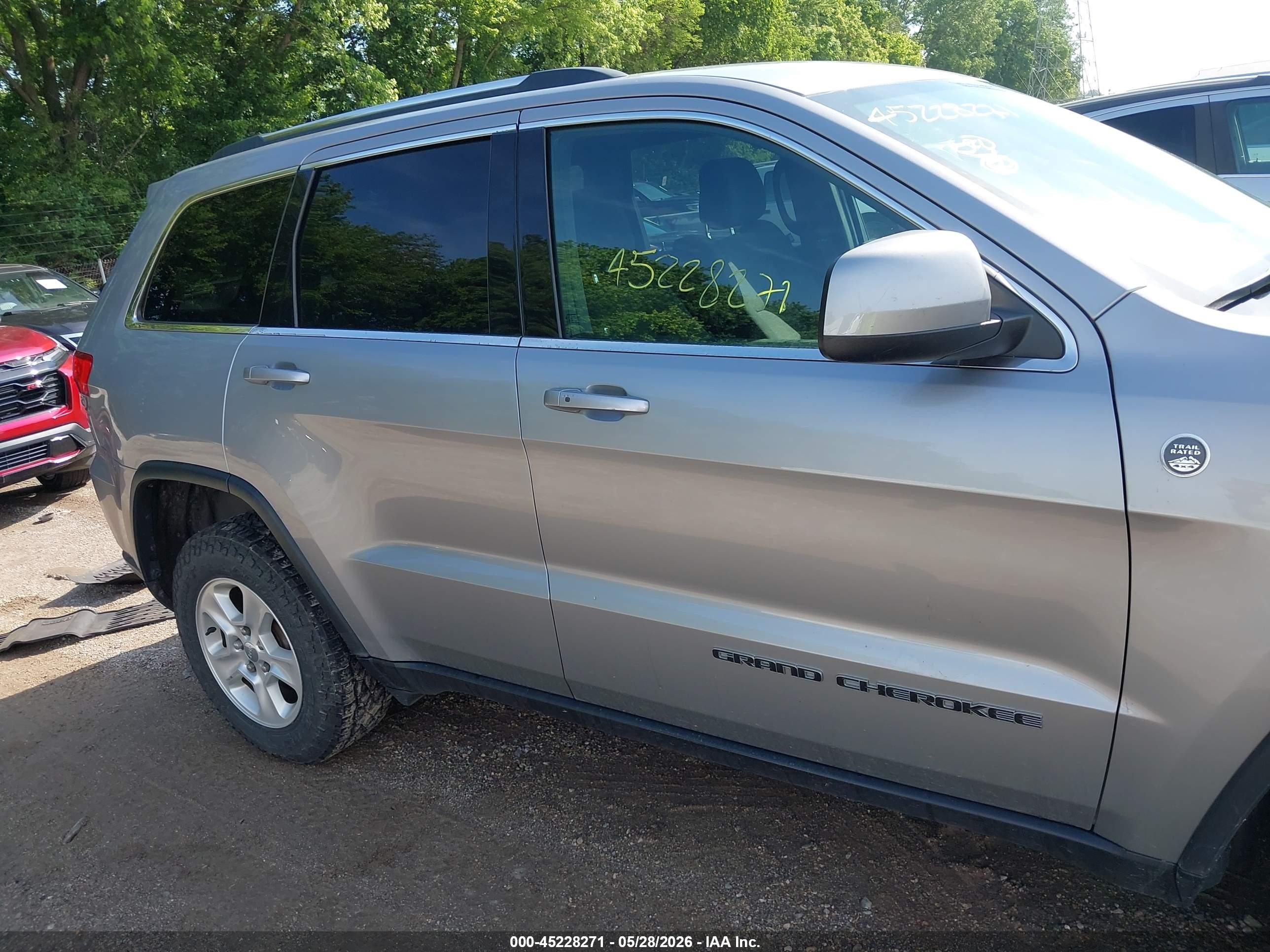2017 Jeep Grand Cherokee Laredo 4x4 Серебряный vin: 1C4RJFAG9HC876787