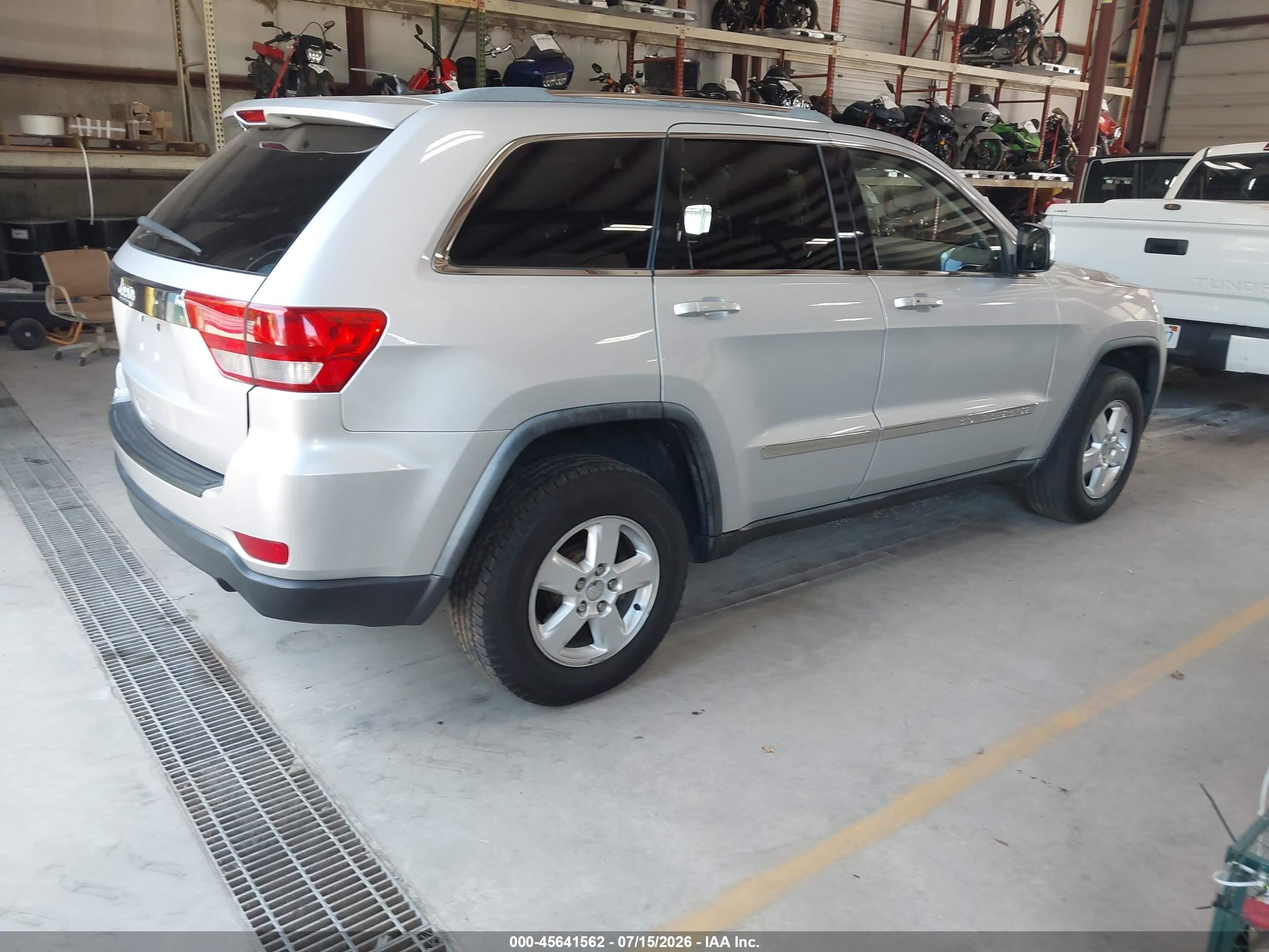 2012 Jeep Grand Cherokee Laredo Silver vin: 1C4RJFAGXCC128915