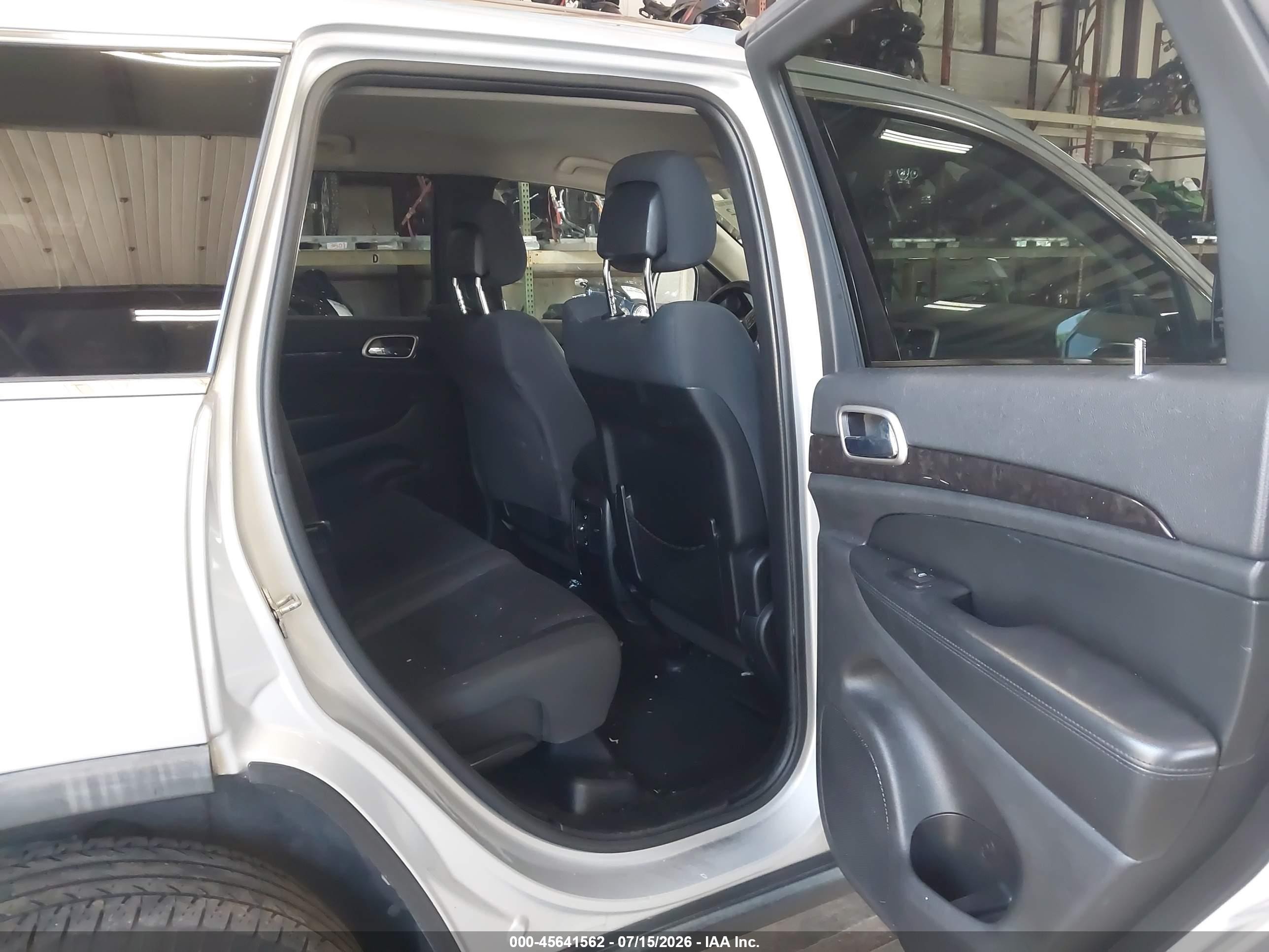 2012 Jeep Grand Cherokee Laredo Silver vin: 1C4RJFAGXCC128915