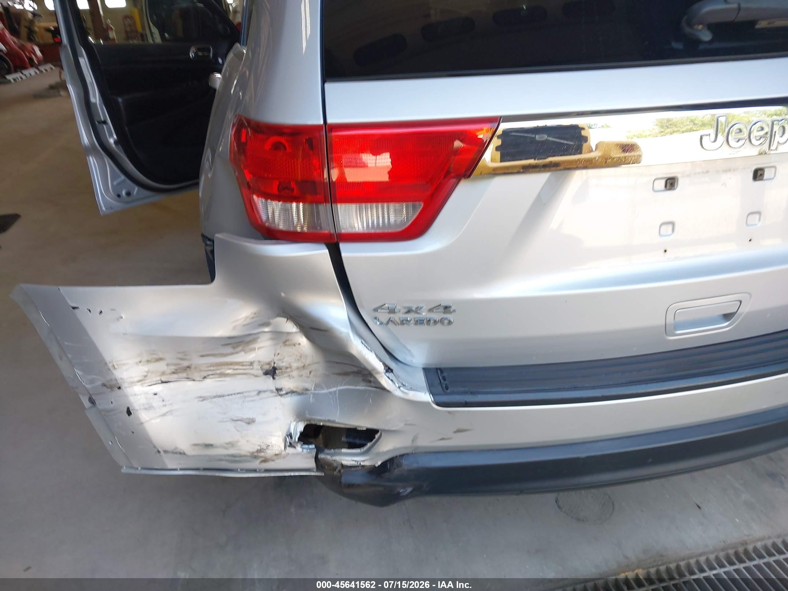 2012 Jeep Grand Cherokee Laredo Silver vin: 1C4RJFAGXCC128915
