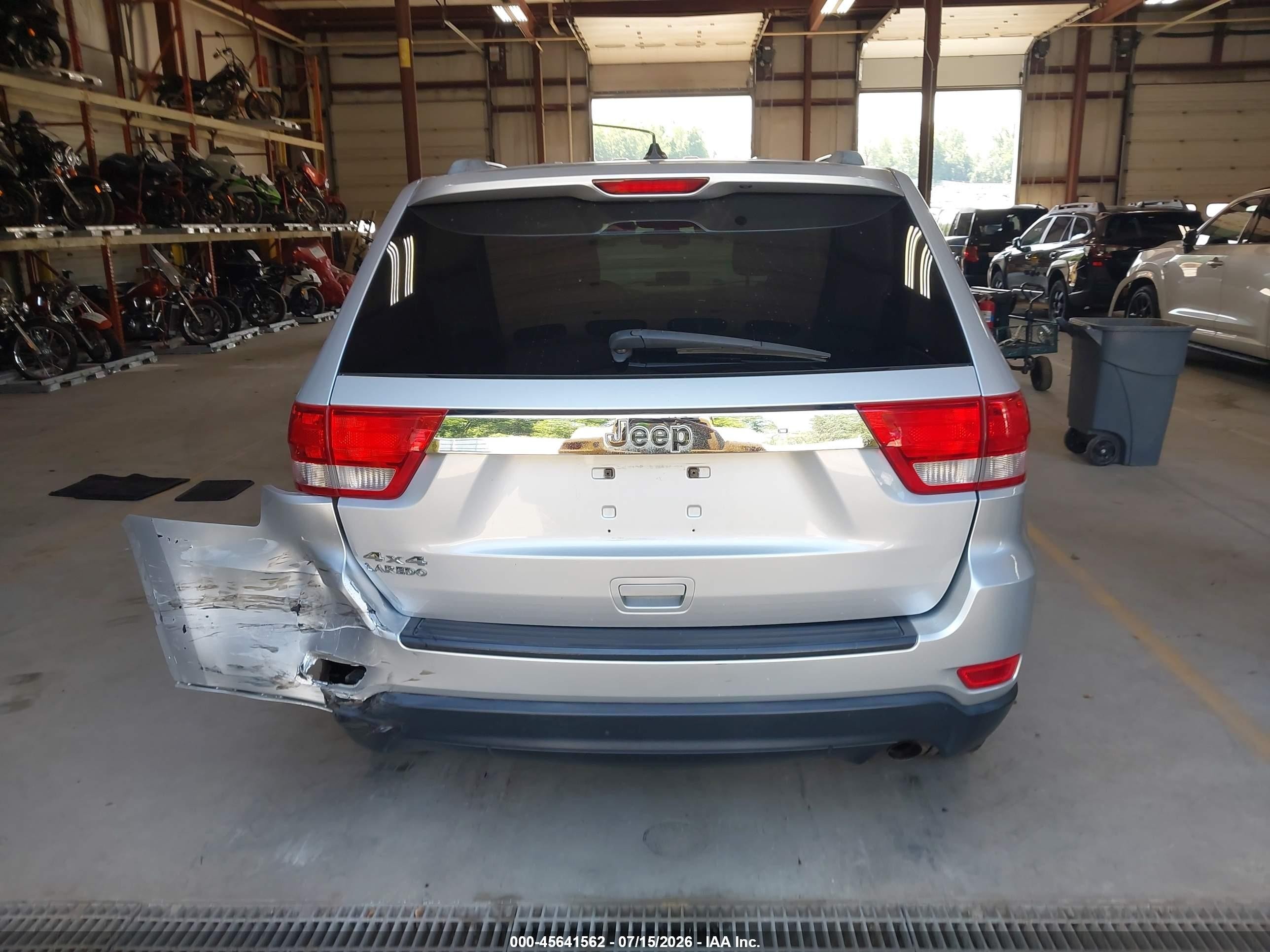 2012 Jeep Grand Cherokee Laredo Silver vin: 1C4RJFAGXCC128915