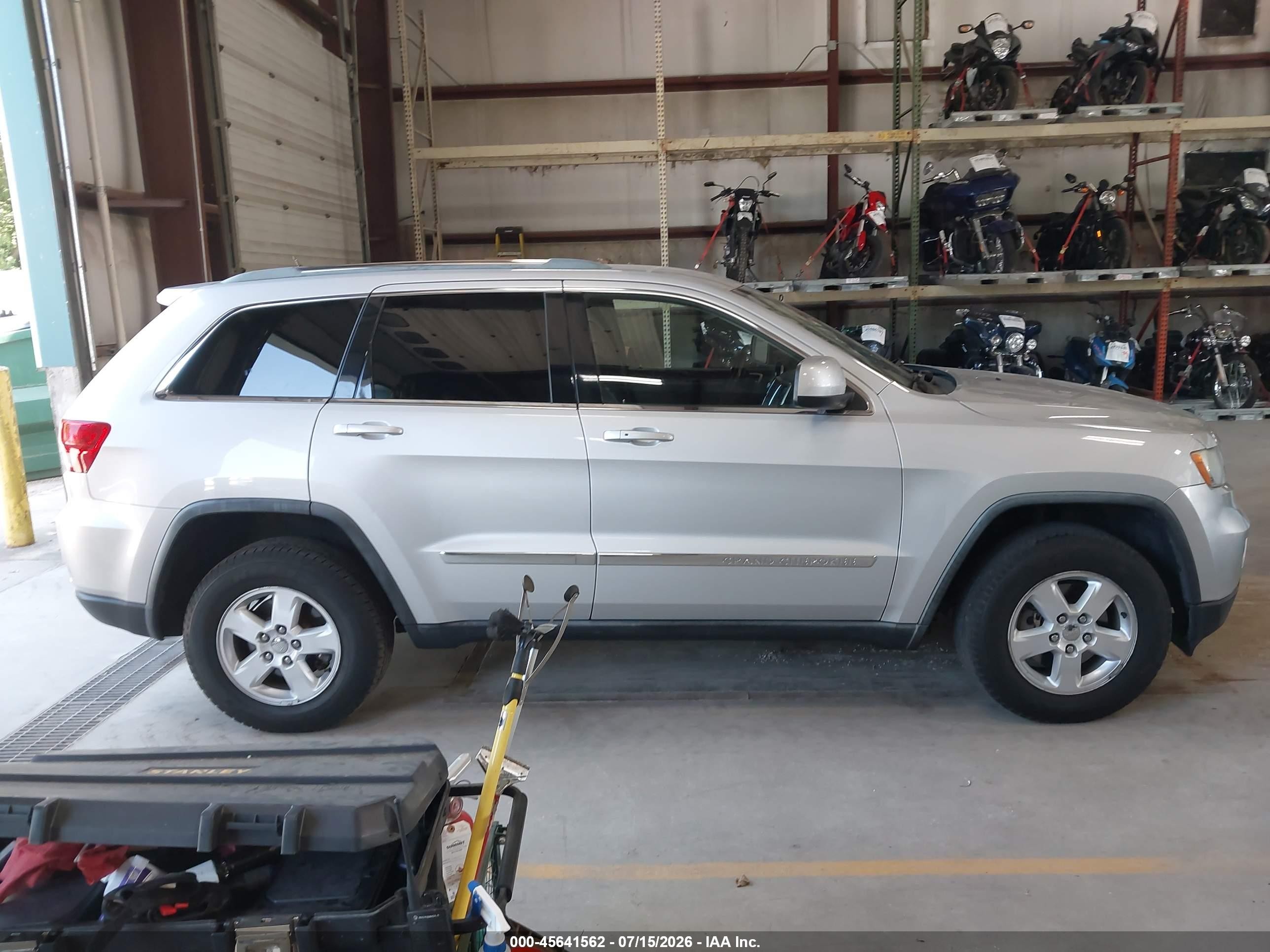 2012 Jeep Grand Cherokee Laredo Silver vin: 1C4RJFAGXCC128915