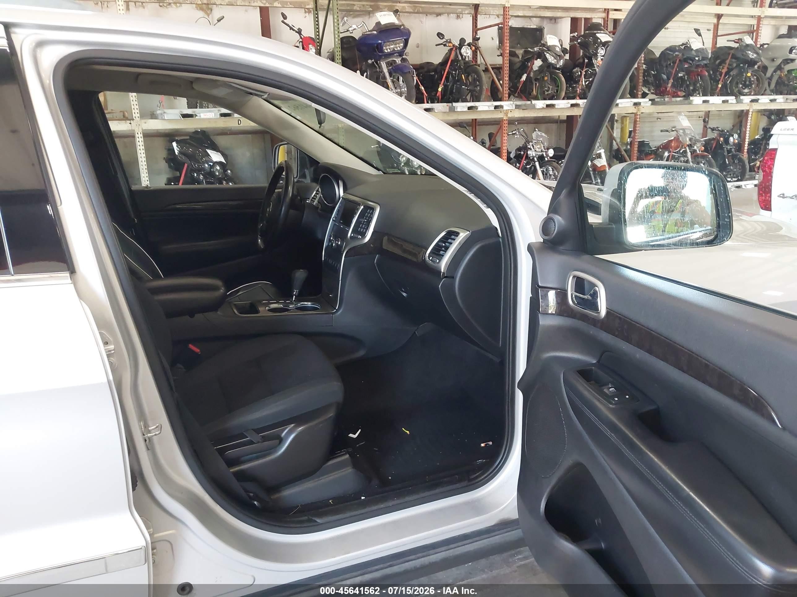 2012 Jeep Grand Cherokee Laredo Silver vin: 1C4RJFAGXCC128915
