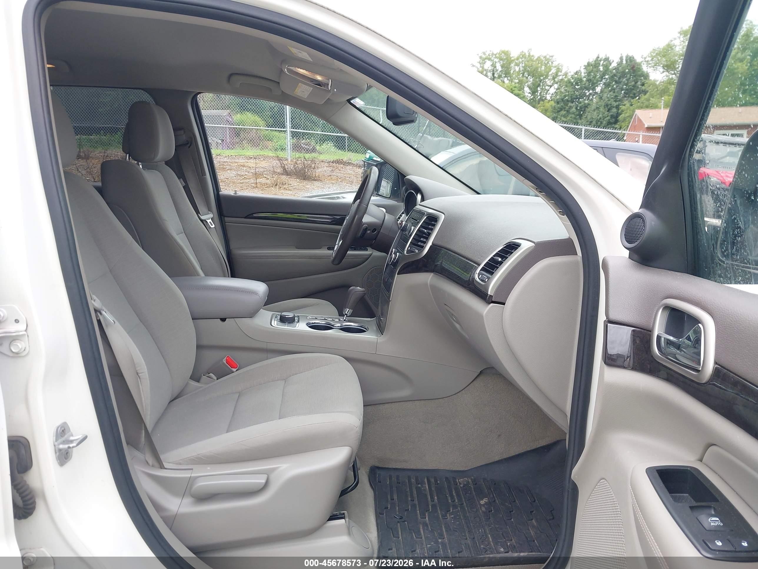 2012 Jeep Grand Cherokee Laredo Белый vin: 1C4RJFAGXCC155743
