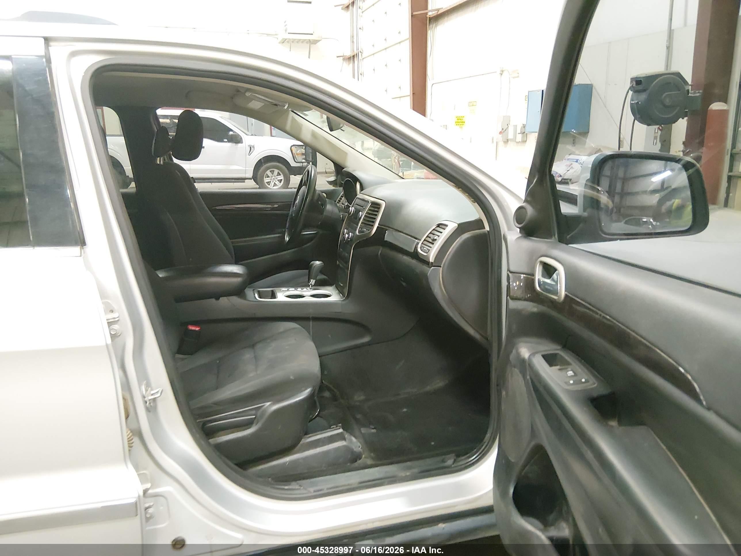 2012 Jeep Grand Cherokee Laredo Серебряный vin: 1C4RJFAGXCC359300
