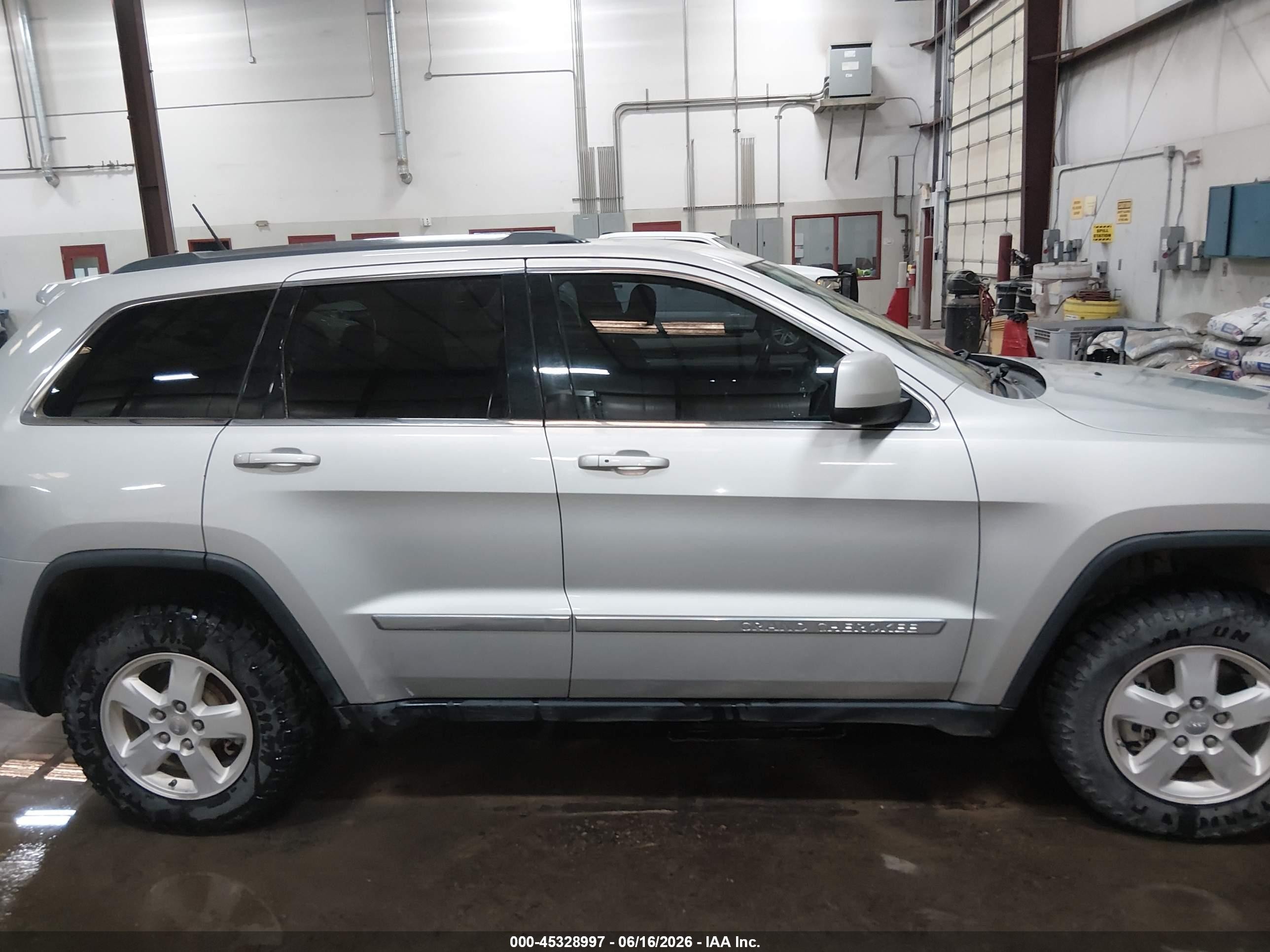 2012 Jeep Grand Cherokee Laredo Серебряный vin: 1C4RJFAGXCC359300
