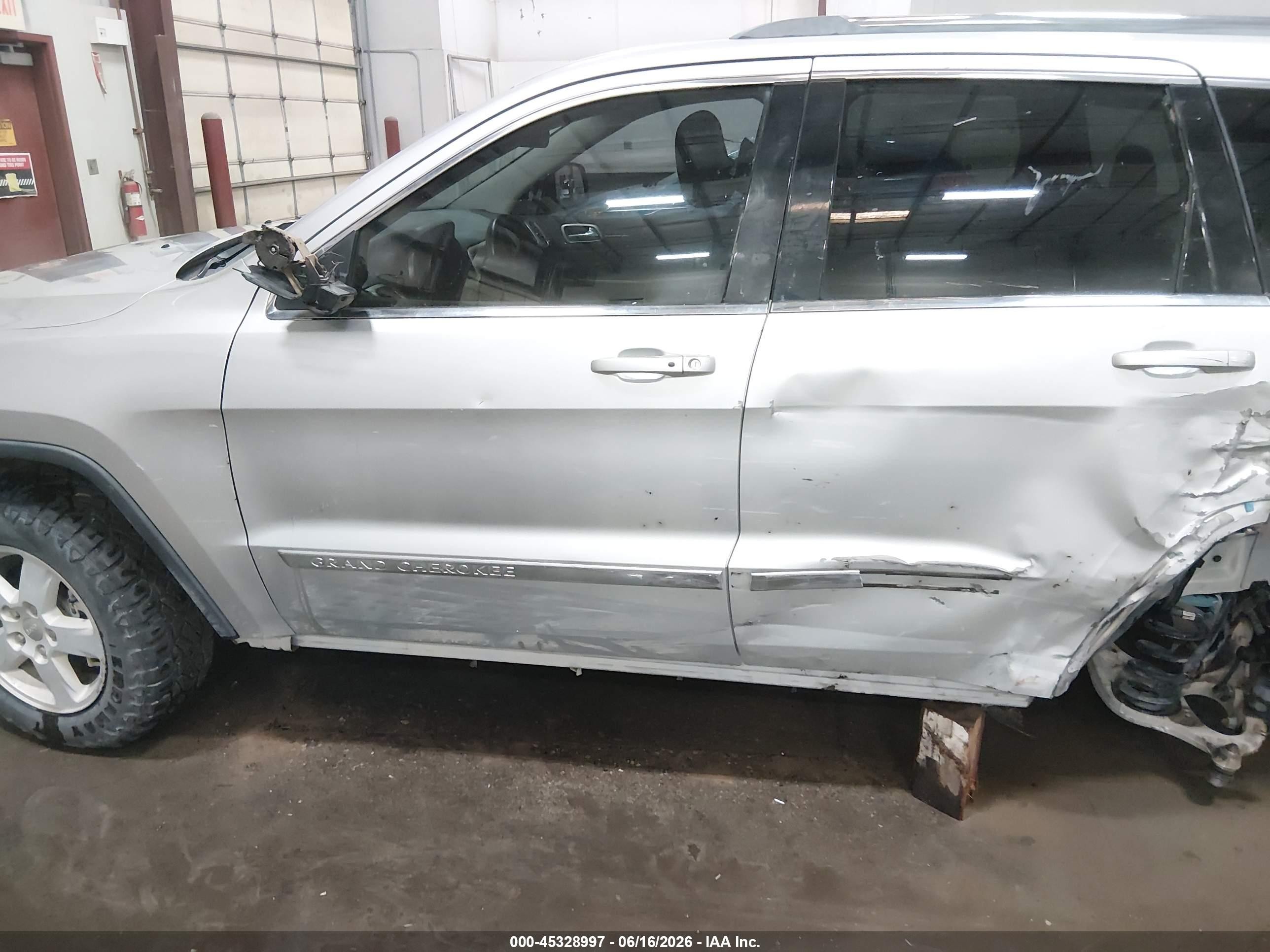 2012 Jeep Grand Cherokee Laredo Серебряный vin: 1C4RJFAGXCC359300