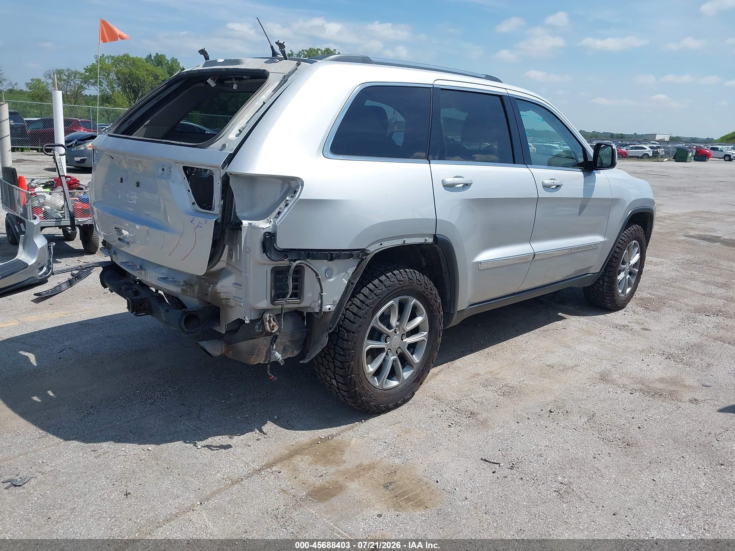 2013 Jeep Grand Cherokee Laredo Серебряный vin: 1C4RJFAGXDC518303