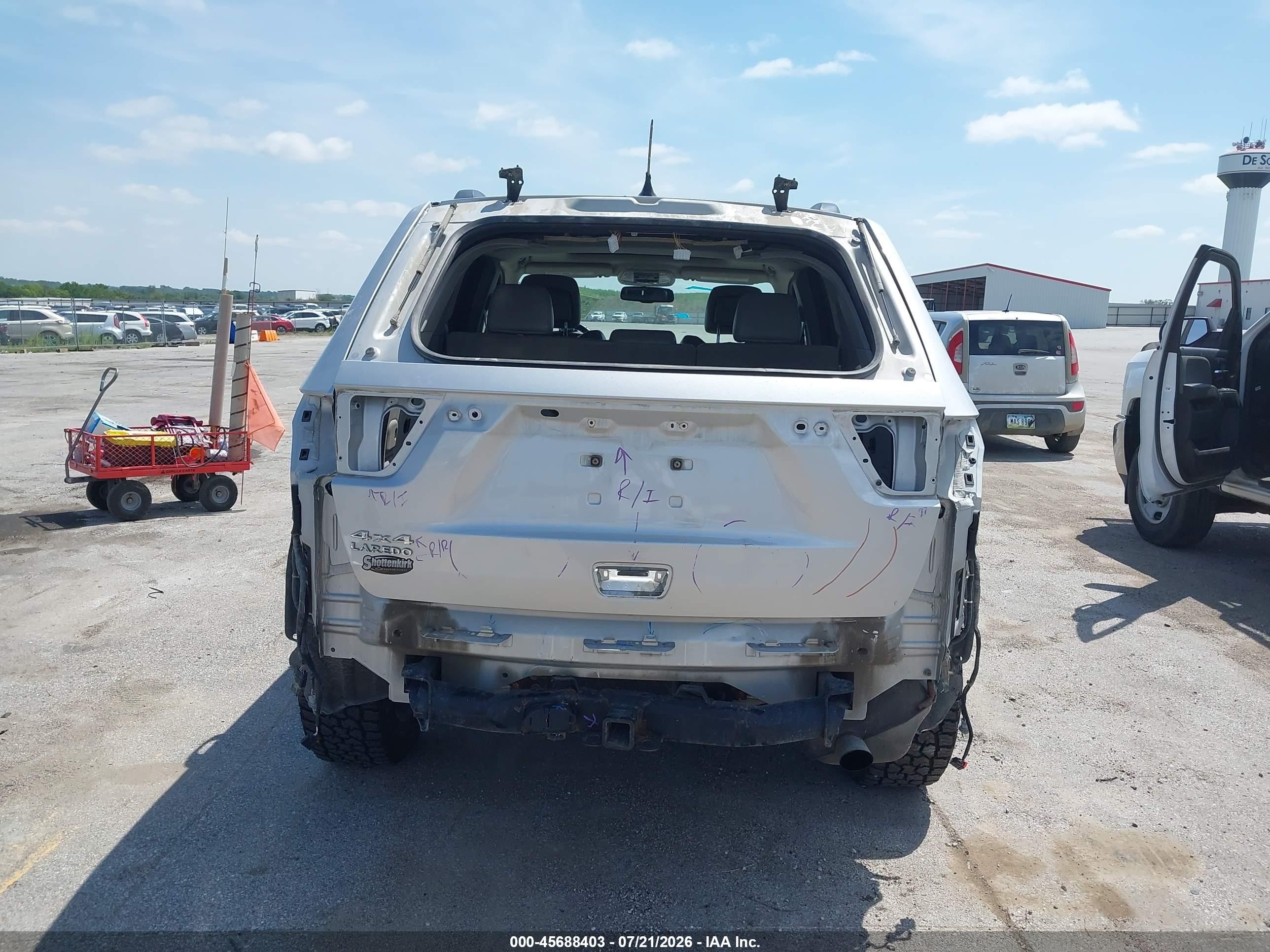 2013 Jeep Grand Cherokee Laredo Серебряный vin: 1C4RJFAGXDC518303