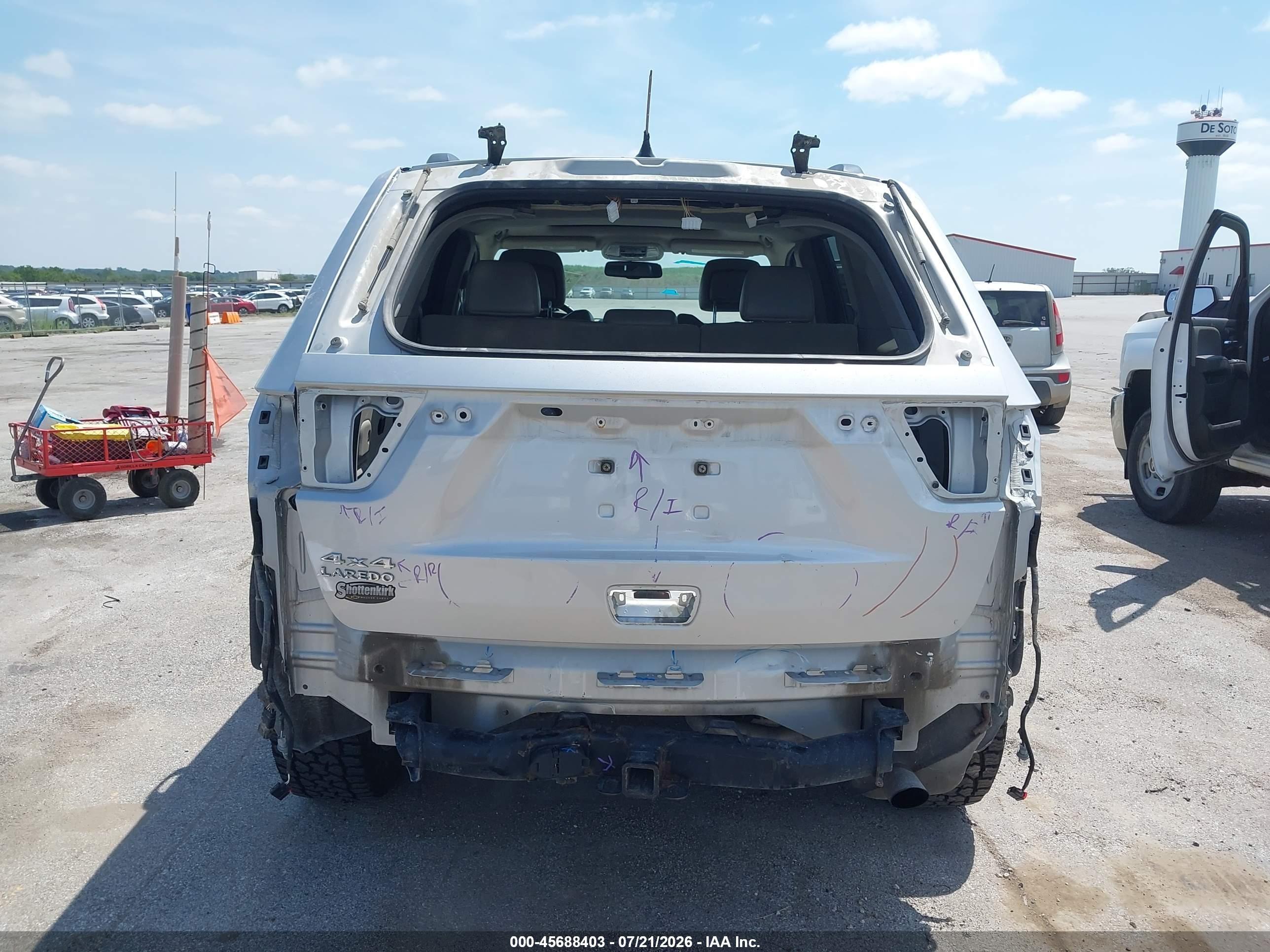 2013 Jeep Grand Cherokee Laredo Серебряный vin: 1C4RJFAGXDC518303