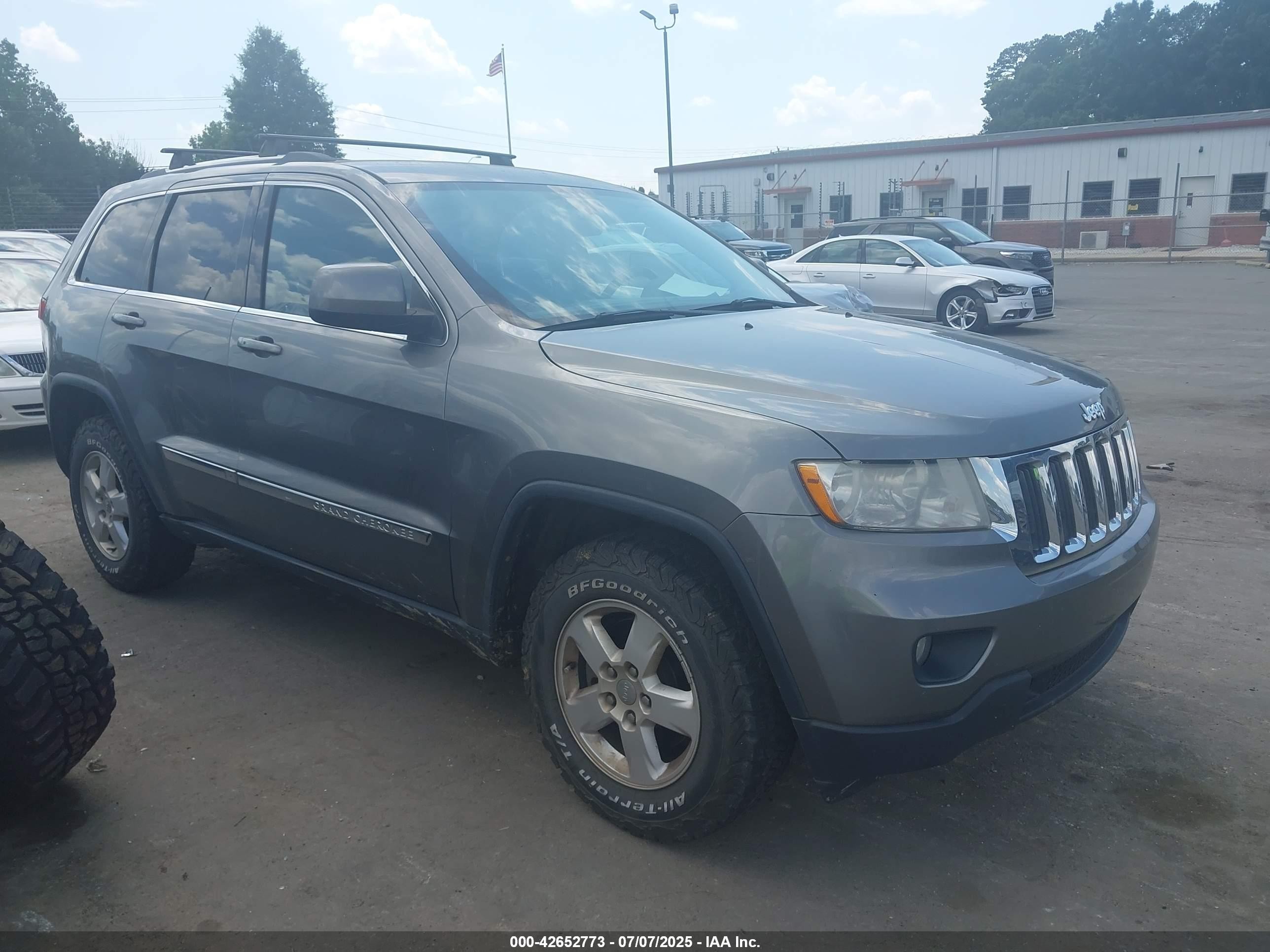2013 Jeep Grand Cherokee Laredo Gray vin: 1C4RJFAGXDC583622