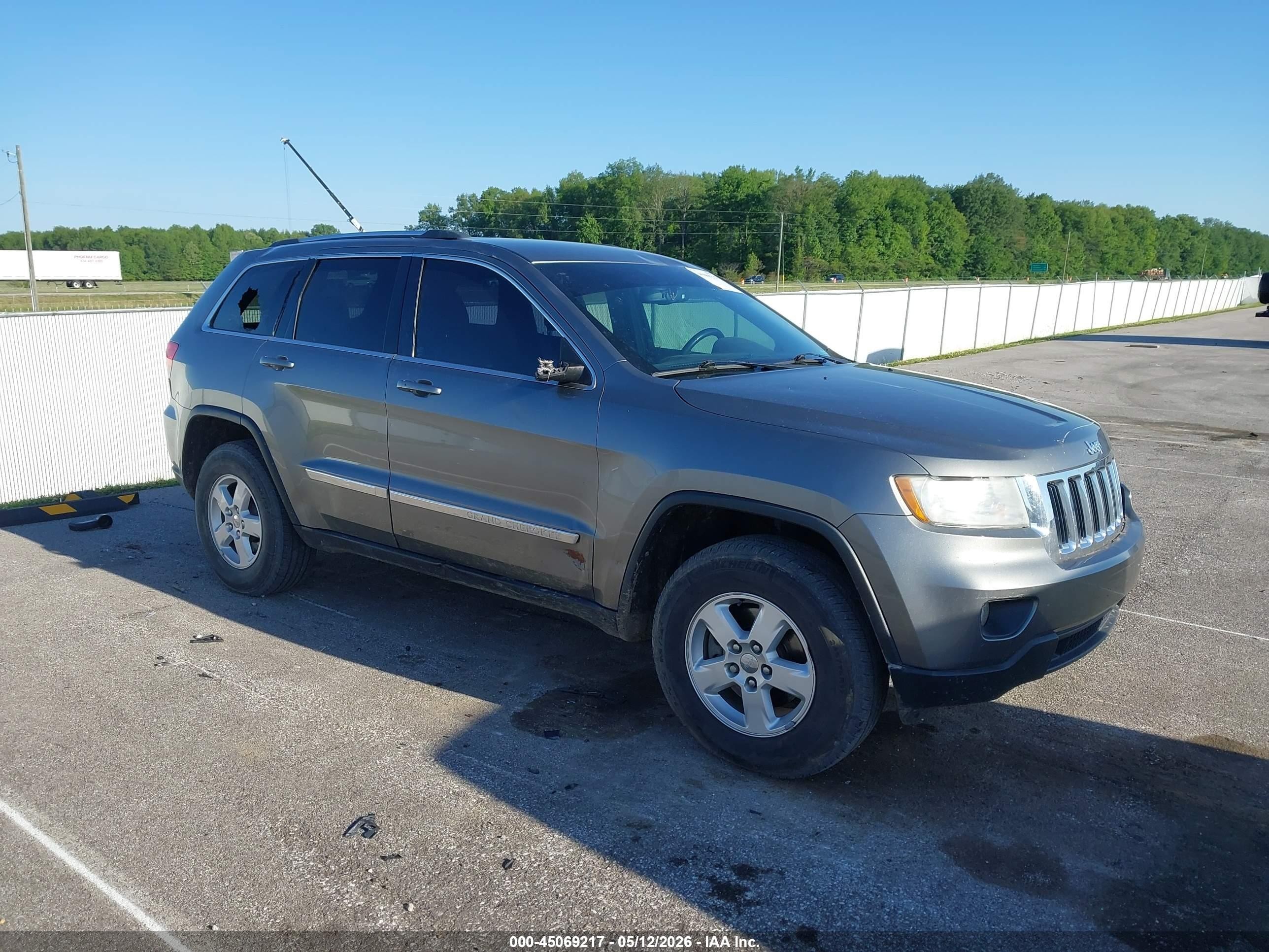 2013 Jeep Grand Cherokee Laredo Gray vin: 1C4RJFAGXDC593986